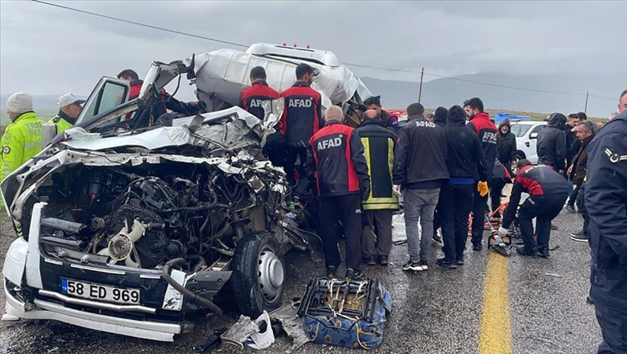 Sivas’ta Trafik Canavarı Mesaiye Devam Ediyor: İşte Kazaların En Büyük Nedeni!