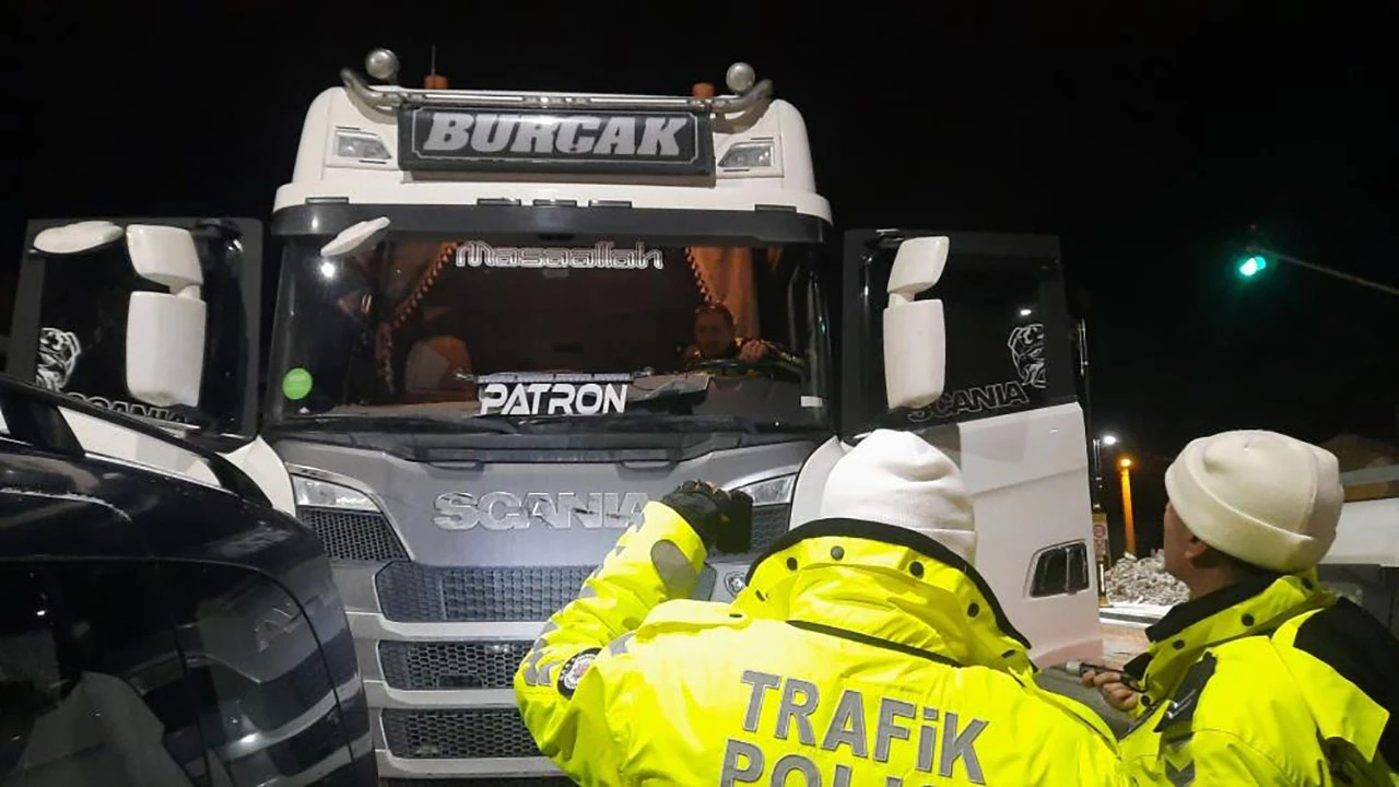 Sivas'ta 'Dur' İhtarına Uymayan Sürücü TIR'ı Polisin Üzerine Sürdü!