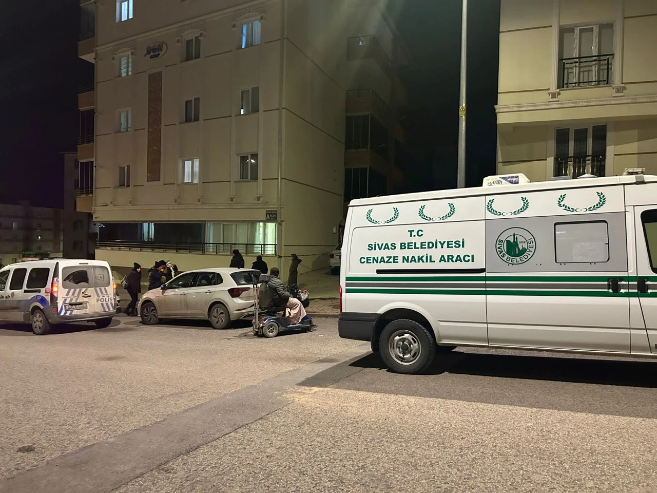 Annesini boğarak, kardeşini tabanca ile öldürdü 