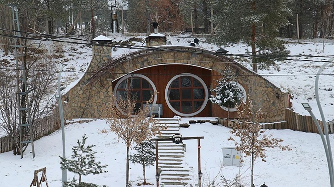 Sivas'taki 'Hobbit Evleri' Beyaza Büründü!