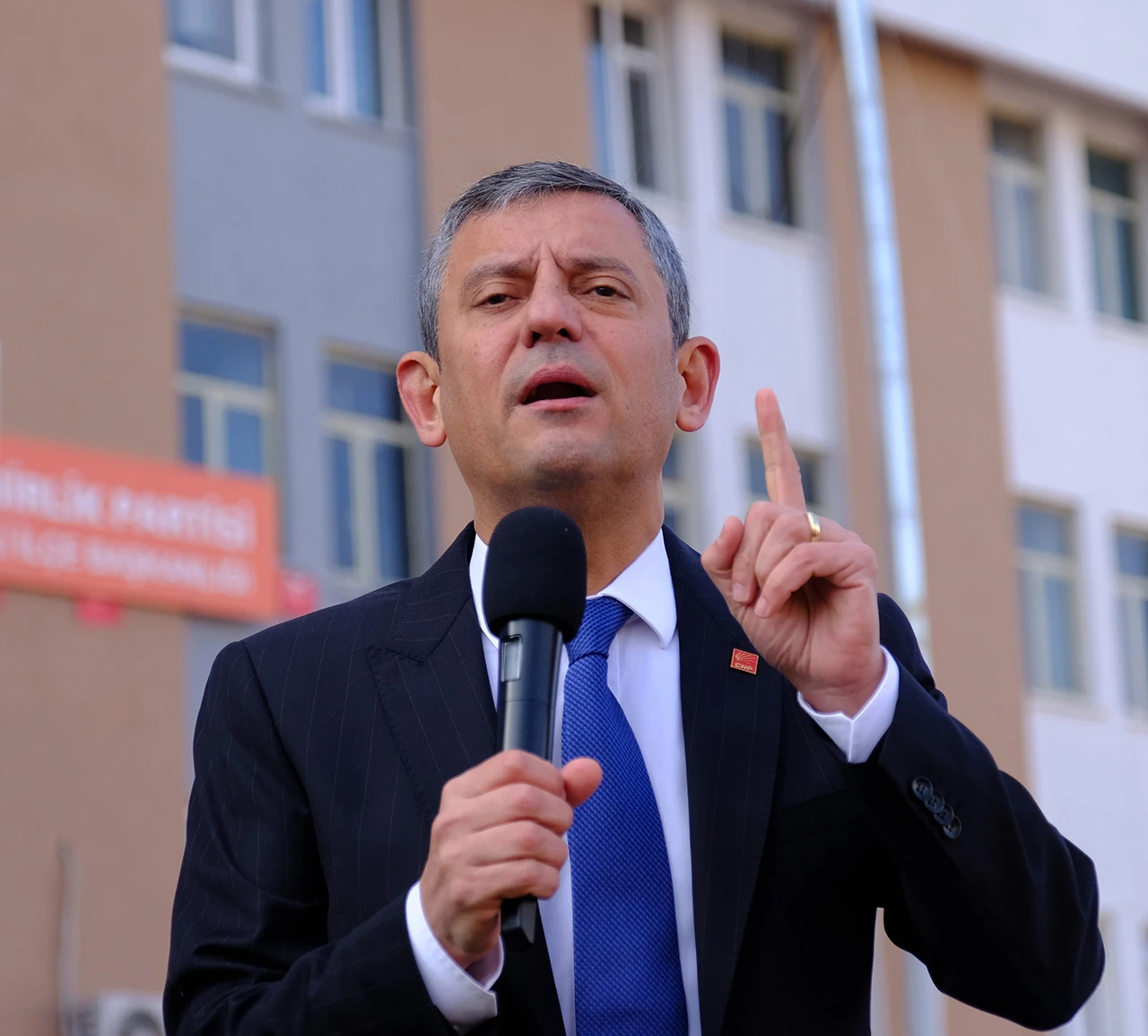 Özgür Özel'den Zam Tepkisi: 'Emekliler için geçim haktır'
