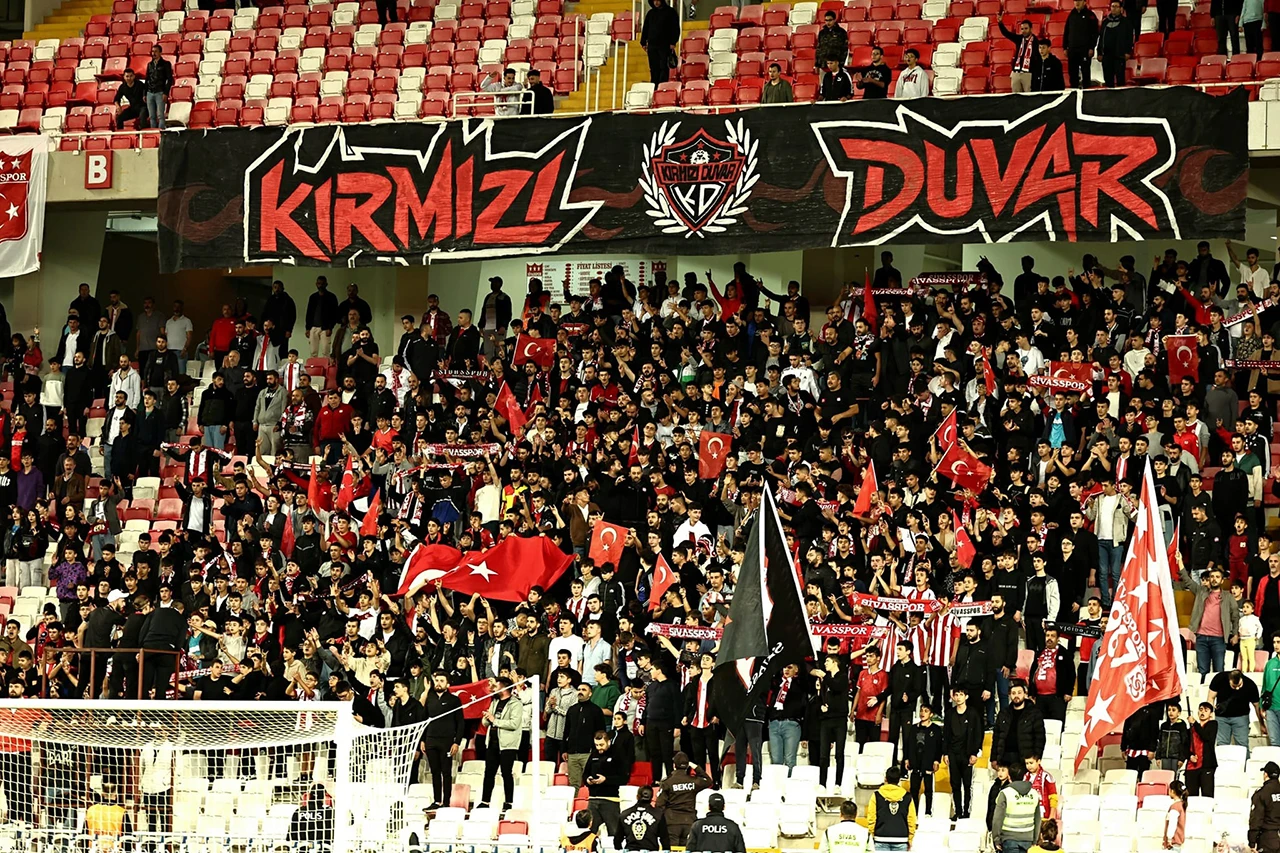 Sivasspor'un Alanyaspor Maçı İçin Meşaleli Organizasyon: 'Bir ve Beraber Oldukça…'