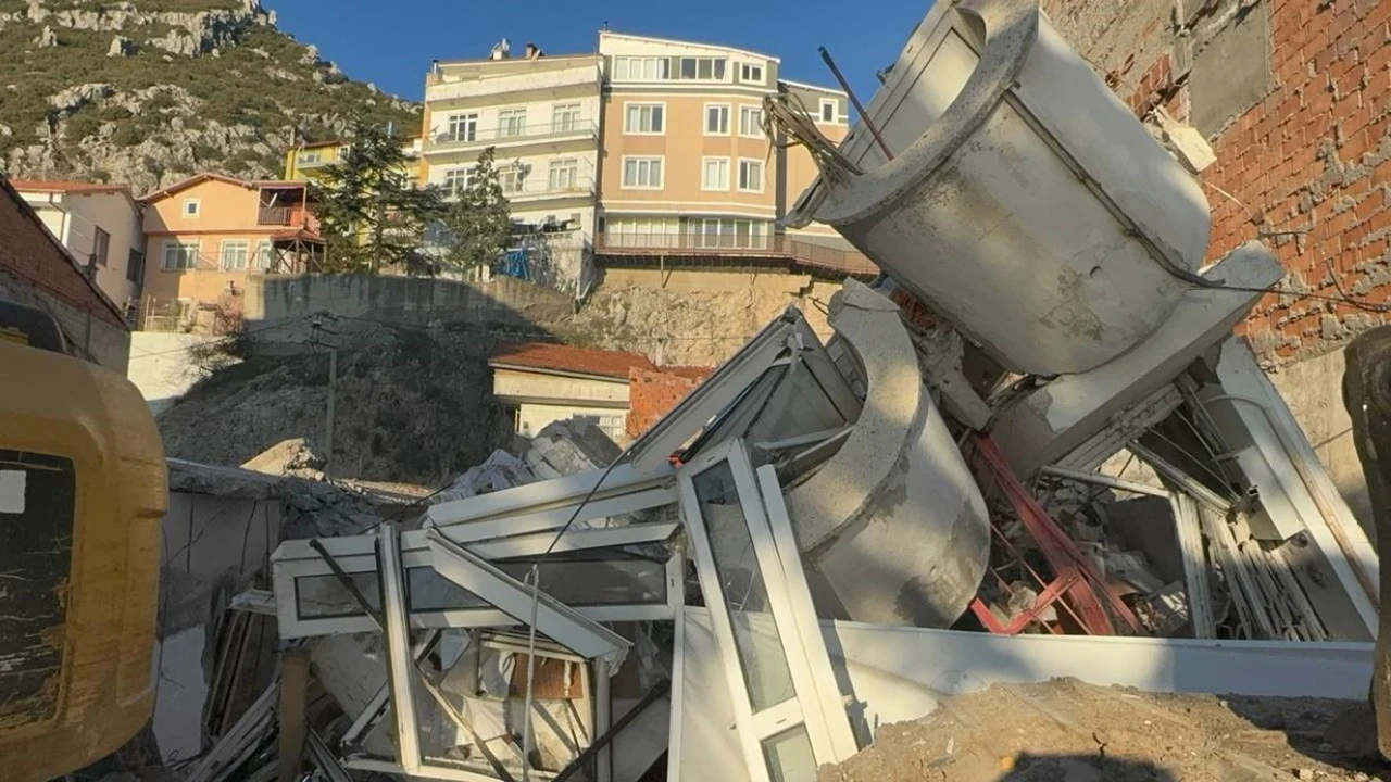 Facia kıl payı atlatıldı, 3 katlı bina çöktü!