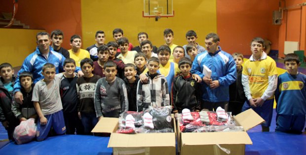 Zara´da Güreşçilere Malzeme Desteği