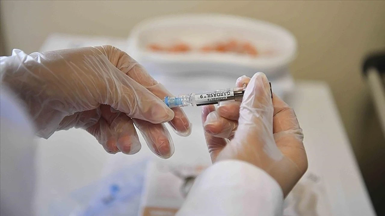 Kanser Riskine Karşı 'Aşı' ve 'Düzenli Tarama' Önerisi