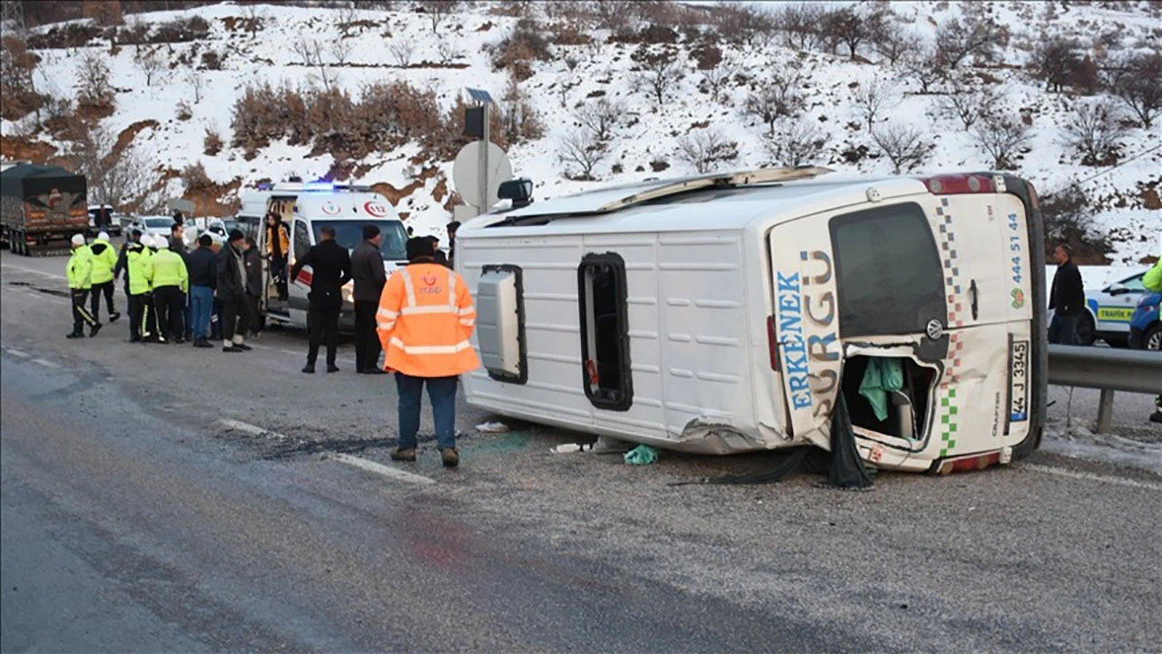 Doğanşehir'de Yolcu Minibüsünün Devrilmesi Sonucu 10 Kişi Yaralandı