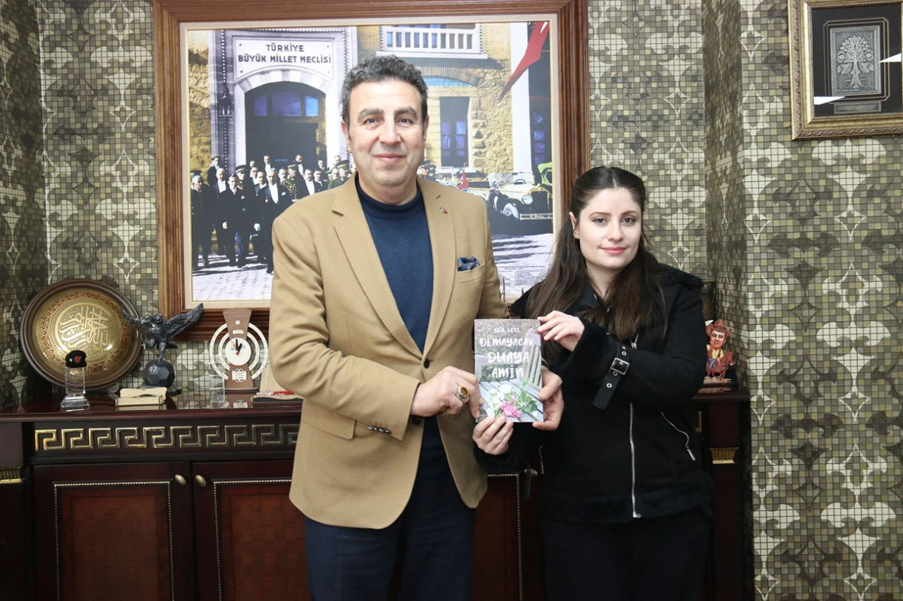 'Olmayacak Duaya Amin'i Hediye Etti 
