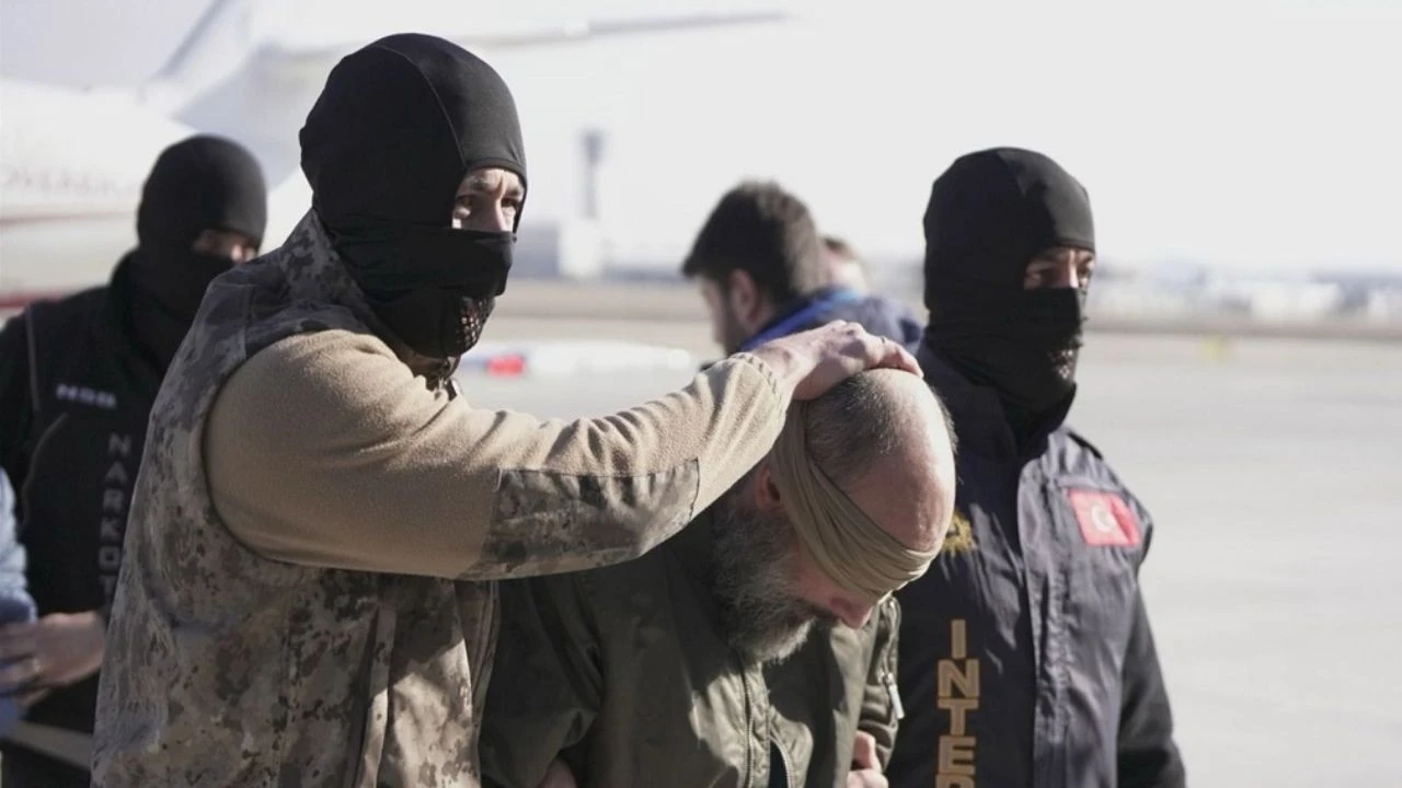 Kırmızı Bültenle Aranan Firarileri 'Türk Polisi' Yakaladı