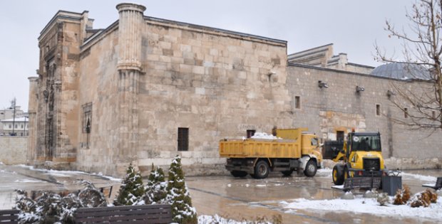Tarihi Eserlerin Çevresi İş Makineleriyle Temizlendi