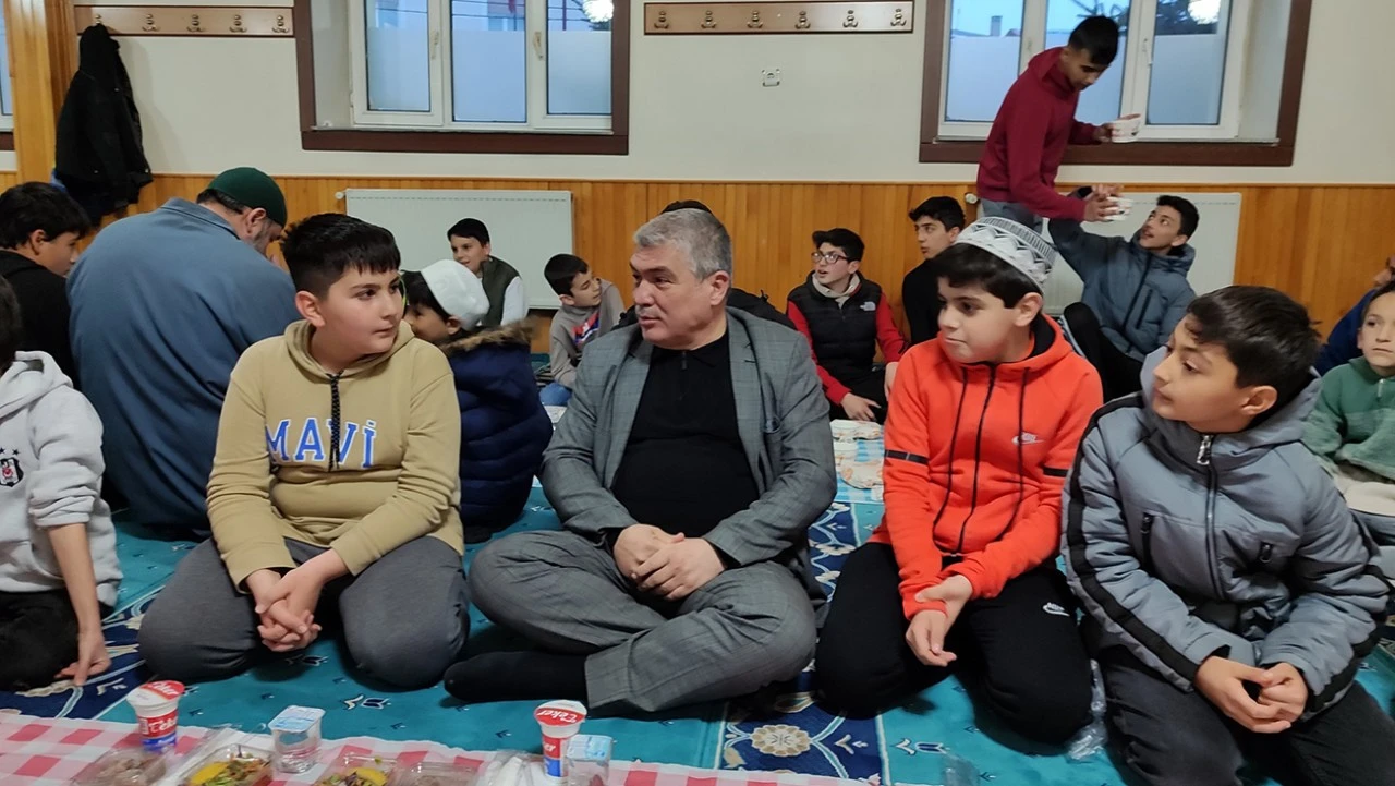 İftar sofrasına konuk oldu
