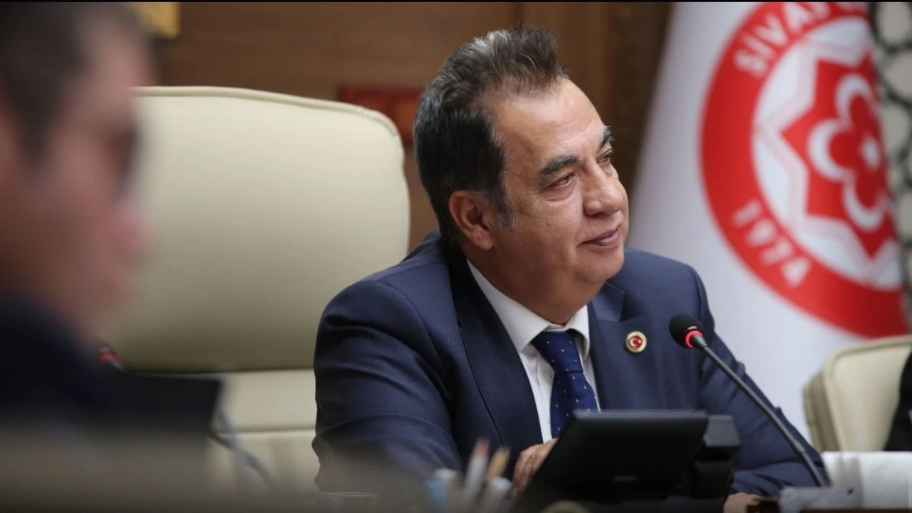 Sivas Cumhuriyet Üniversitesi'nde sahte diplomalı kimse var mı?