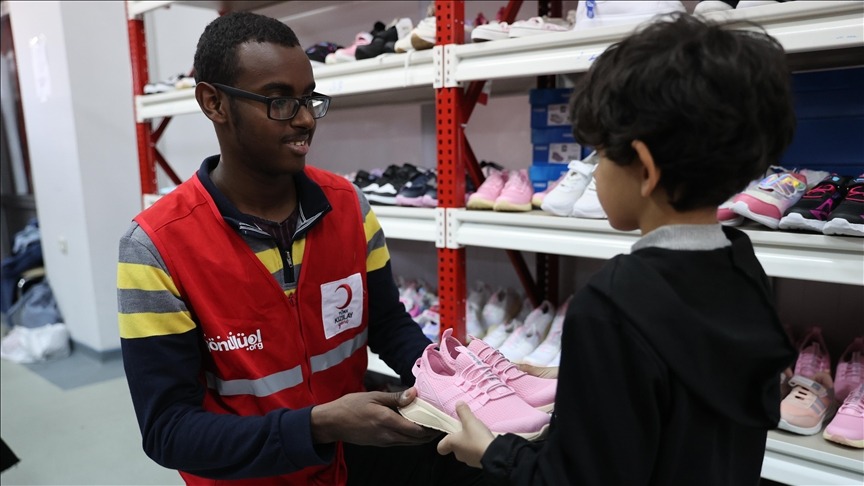 Yabancı öğrenciler yardımları dağıtmak için bayram mesaisinde