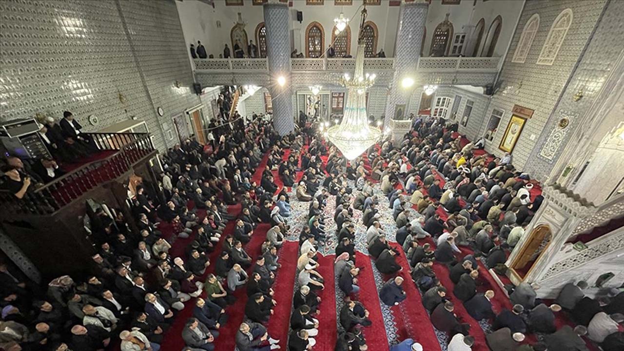 Vatandaşlar Camilere Akın Etti