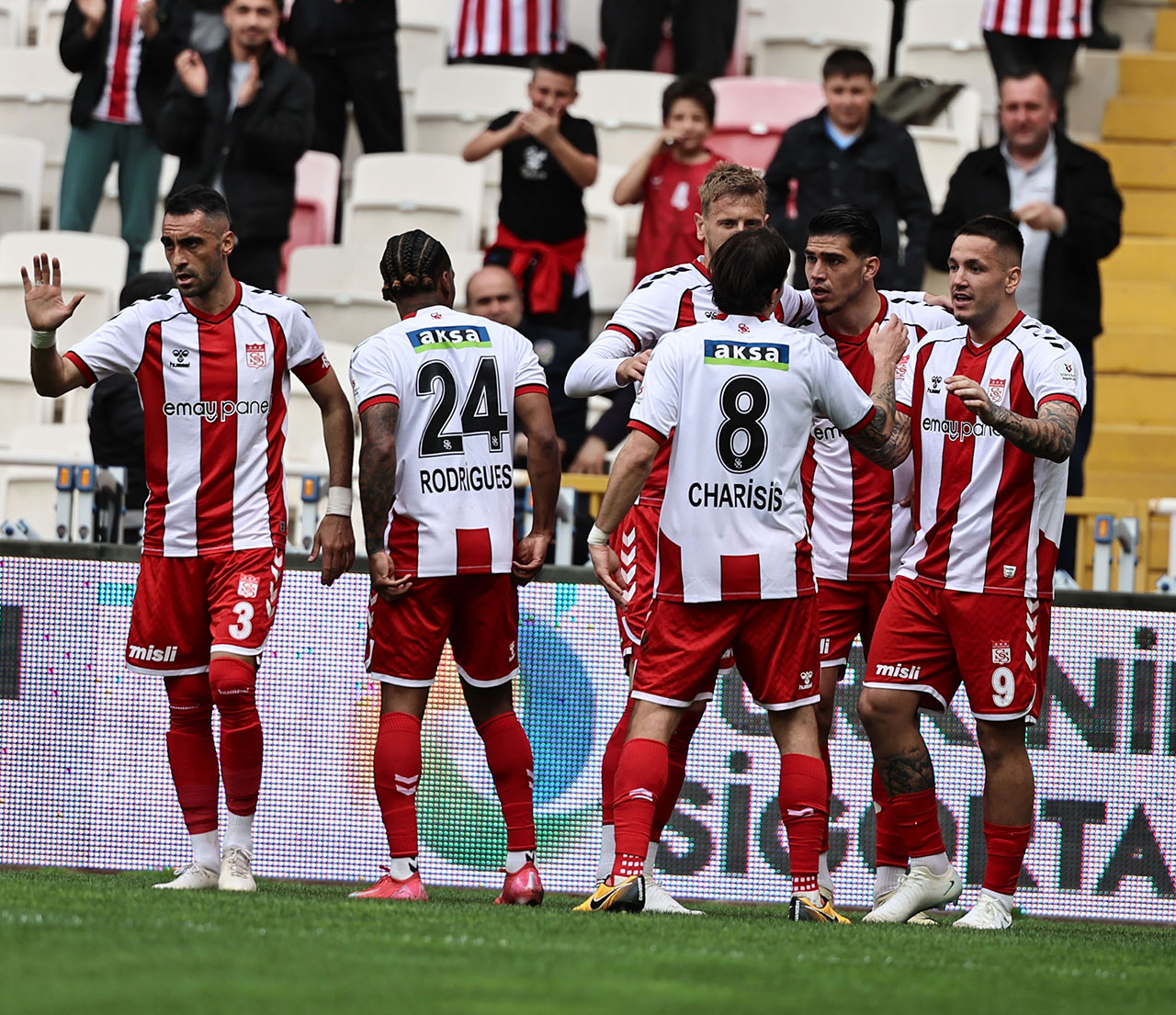 Sivasspor’da 4 Futbolcu Cezanın Eşiğinde!