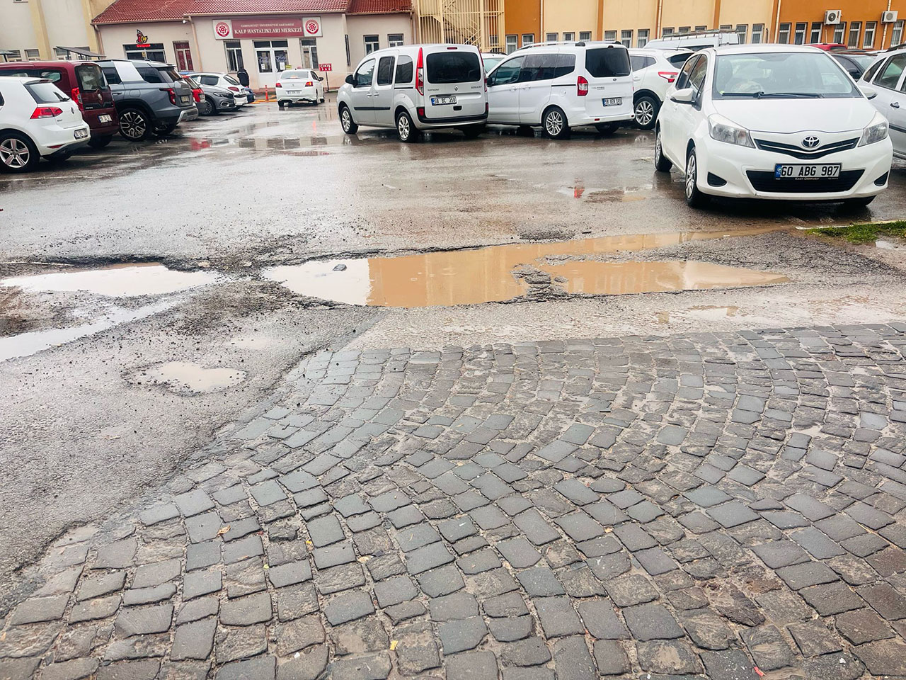 Sivas’ta araçlarda alt takım kalmadı! Bir zahmet şurayı asfaltlayın
