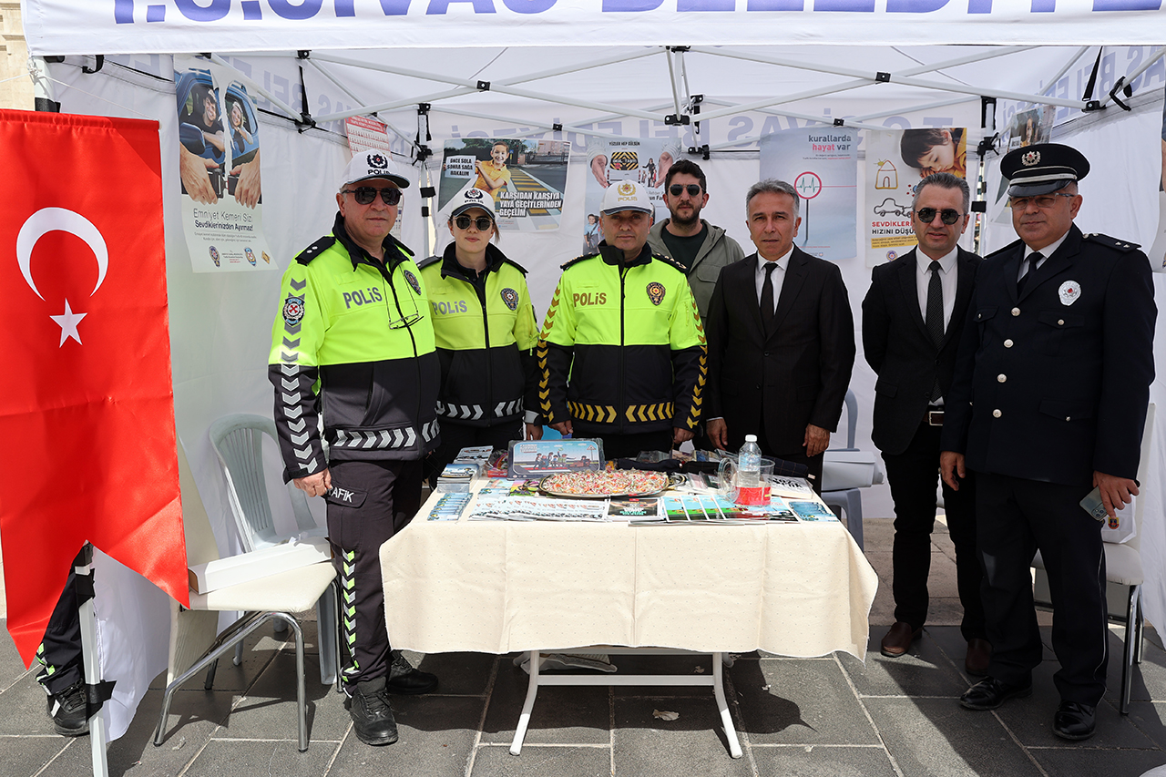 Sivas'ta polisler tanıtım standı açtı