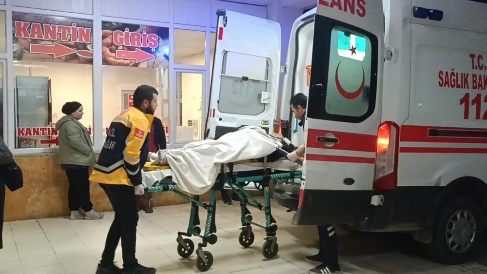 Sivas'ta iki araç kavşakta kaza yaptı!