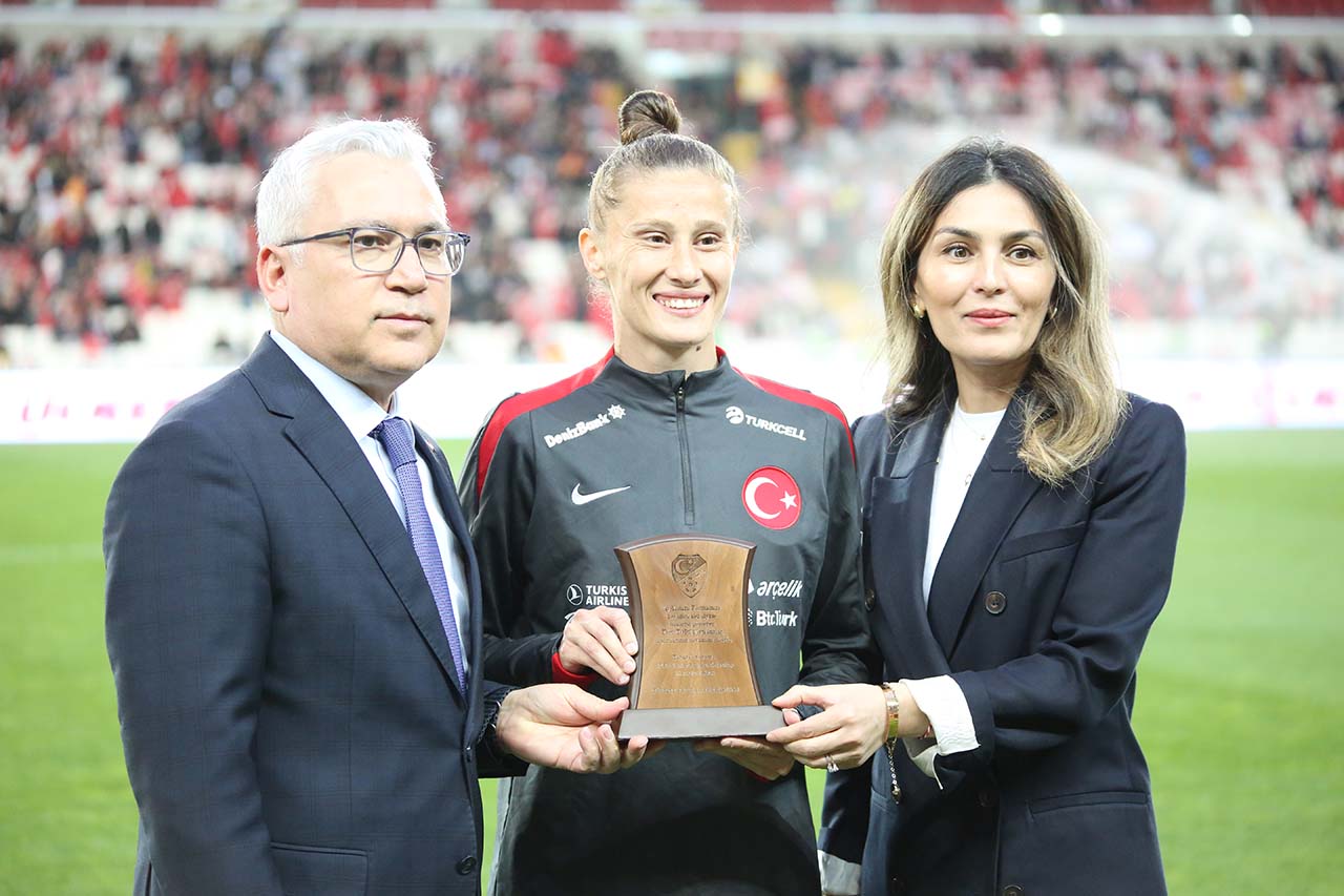 Sivas’ta milli sporculara plaket!