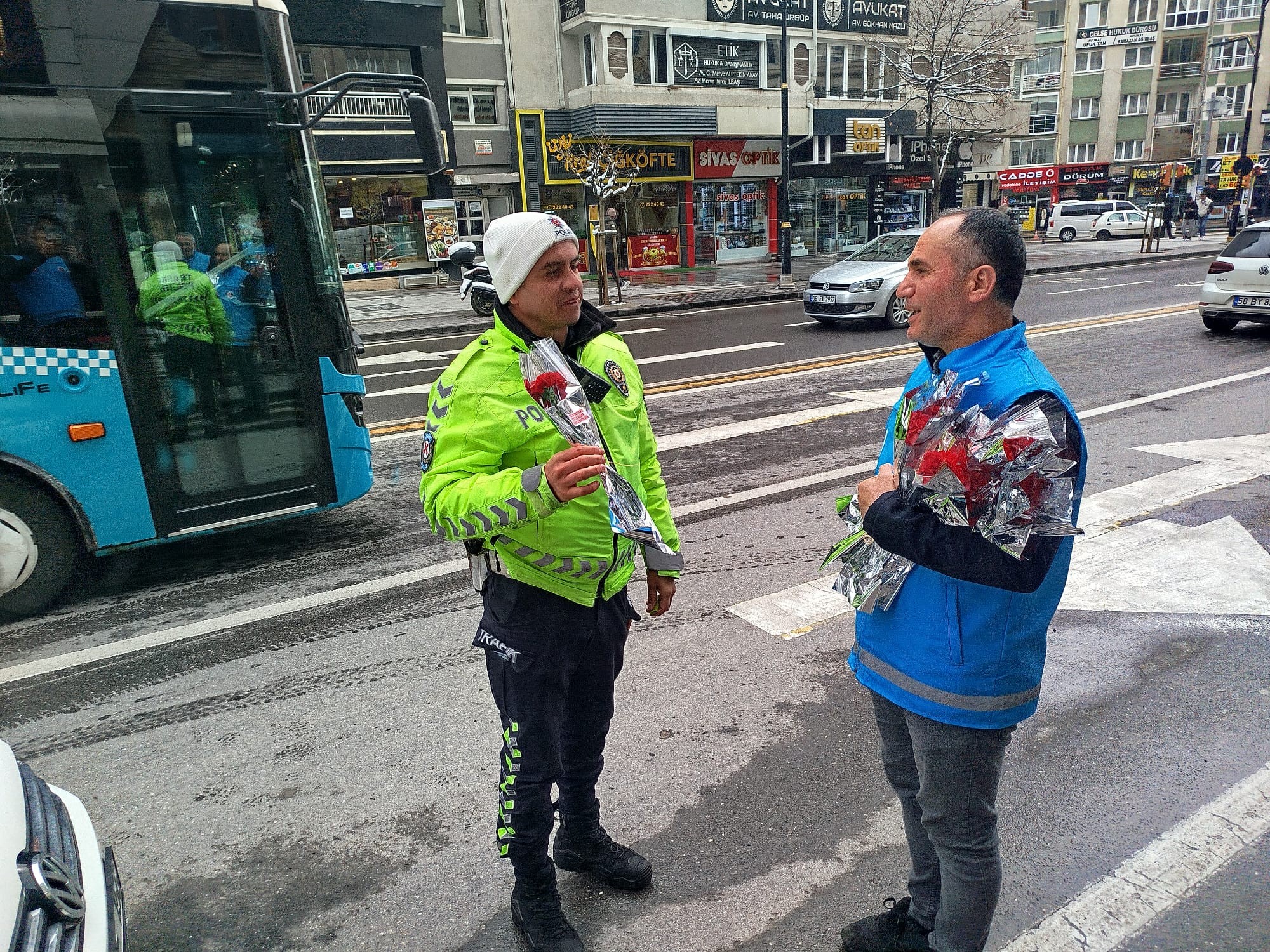 Sivas'ta polislere karanfil