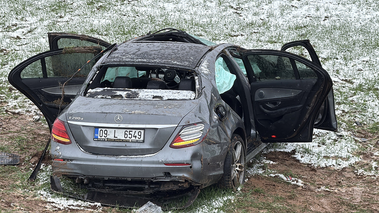 Nişana giden araç Sivas'ta şarampole uçtu! 2'si ağır 3 yaralı