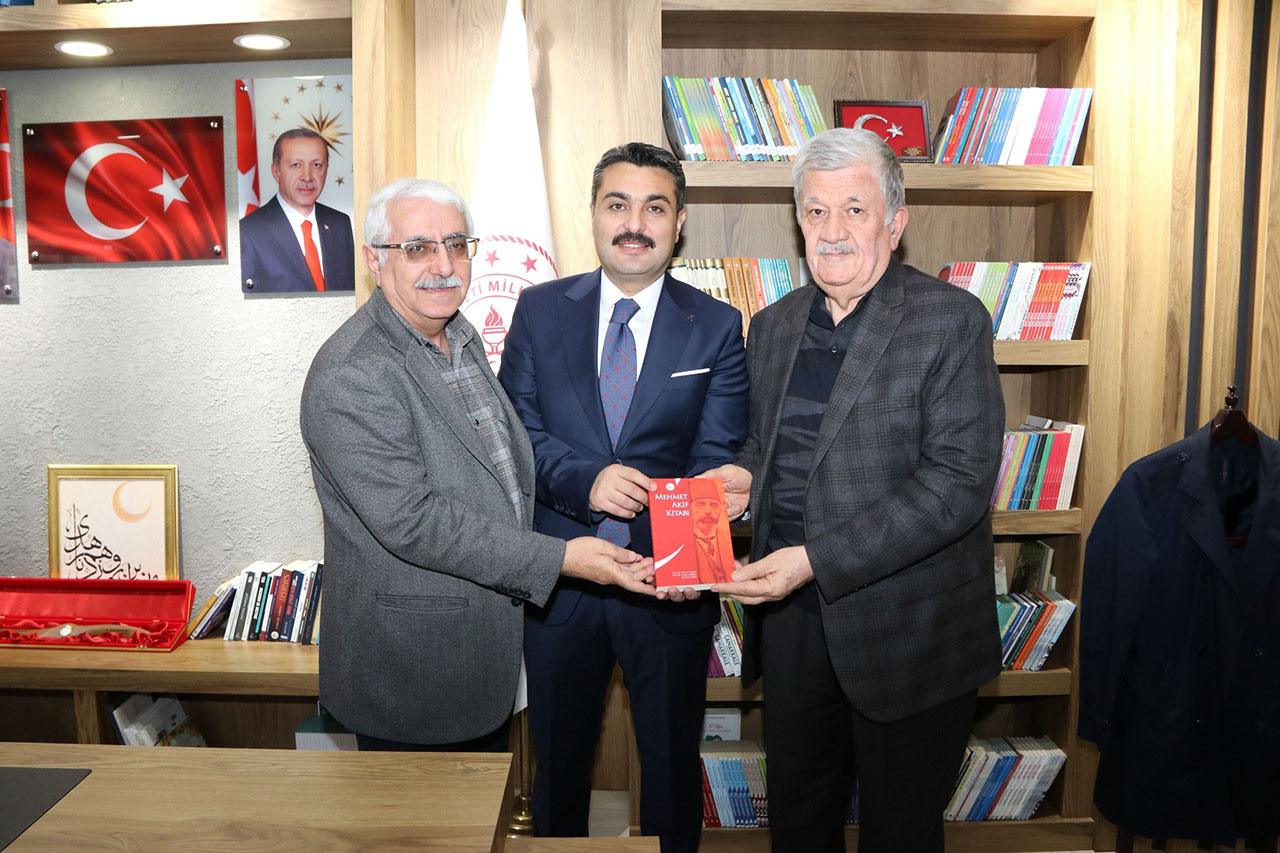 Kaleme aldıkları kitabı hediye ettiler