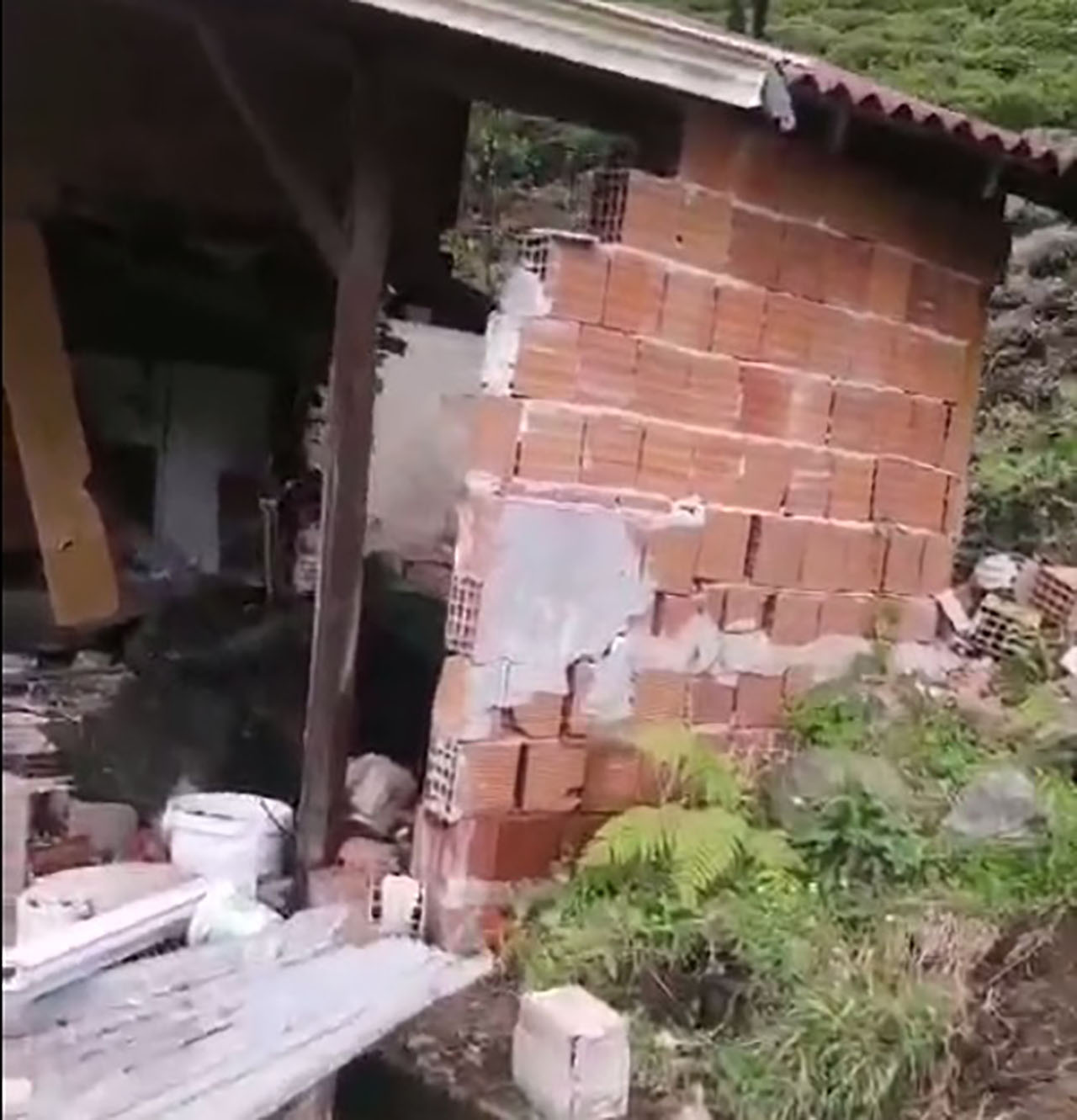 Yamaçtan kopan kayalar eve çarptı