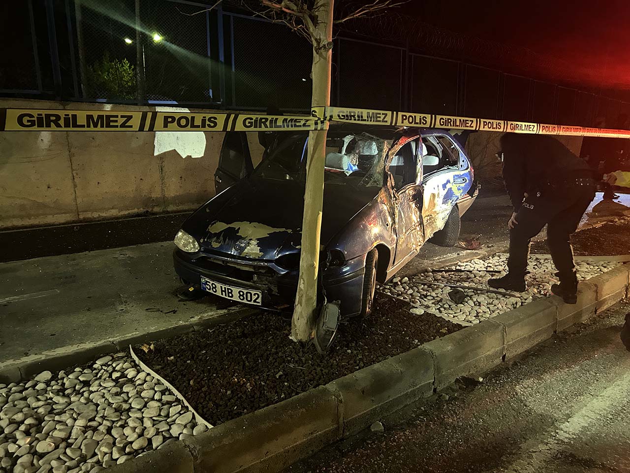 Sivas'ta yol kenarındaki ağaca çarpan sürücü vefat etti