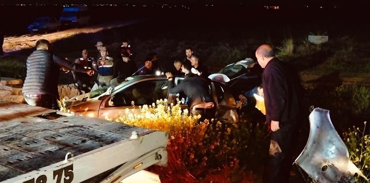 İki otomobil kafa kafaya çarpıştı: 1 ölü, 7 yaralı