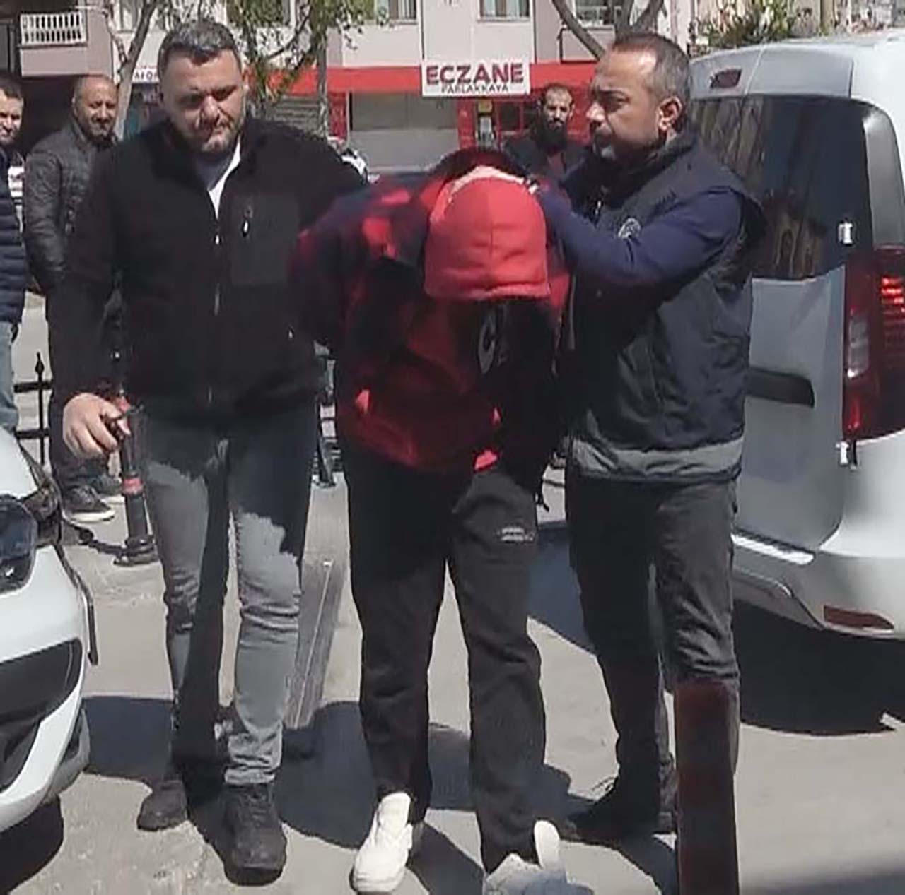 Hastalarla ilgili müstehcen yazışmalar yapan 2 asistan doktor gözaltına alındı