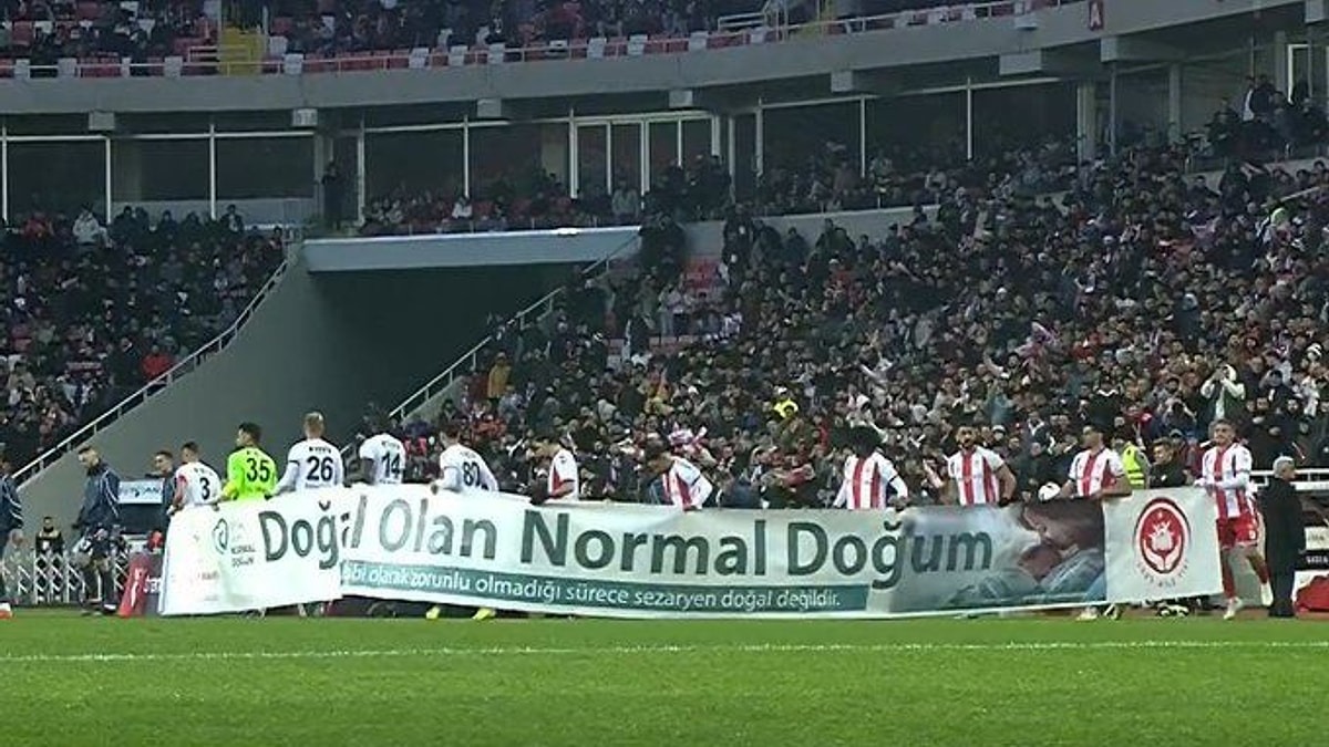 Ünlülerden Sivas'taki pankarta tepki yağdı!