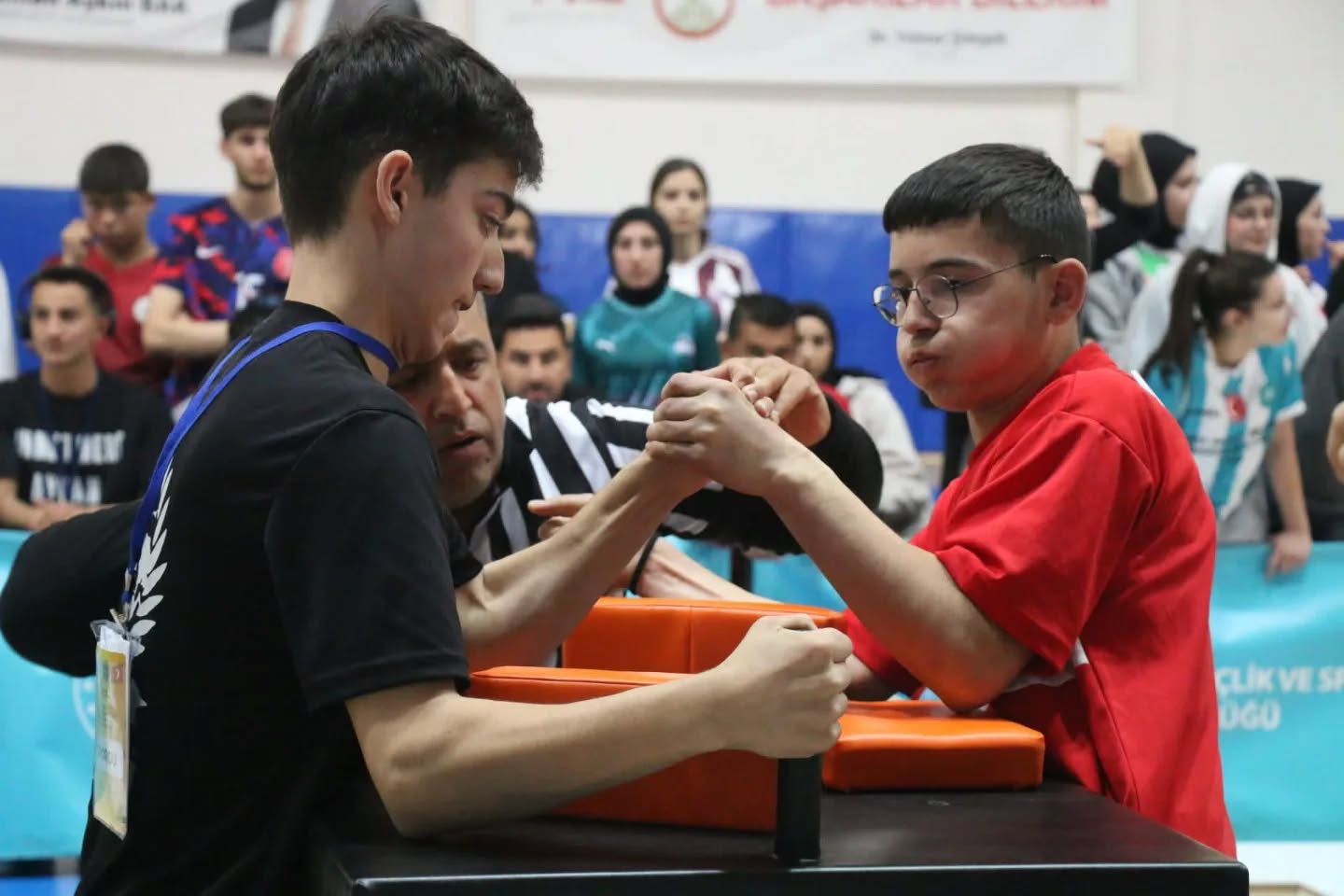 12 ilden 160 sporcu Sivas'ta Bilek Güreşti