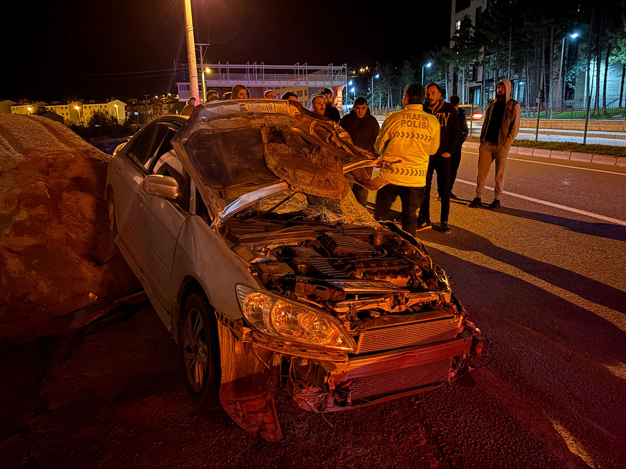 Sivas'ta otomobille kamyonet çarpıştı!