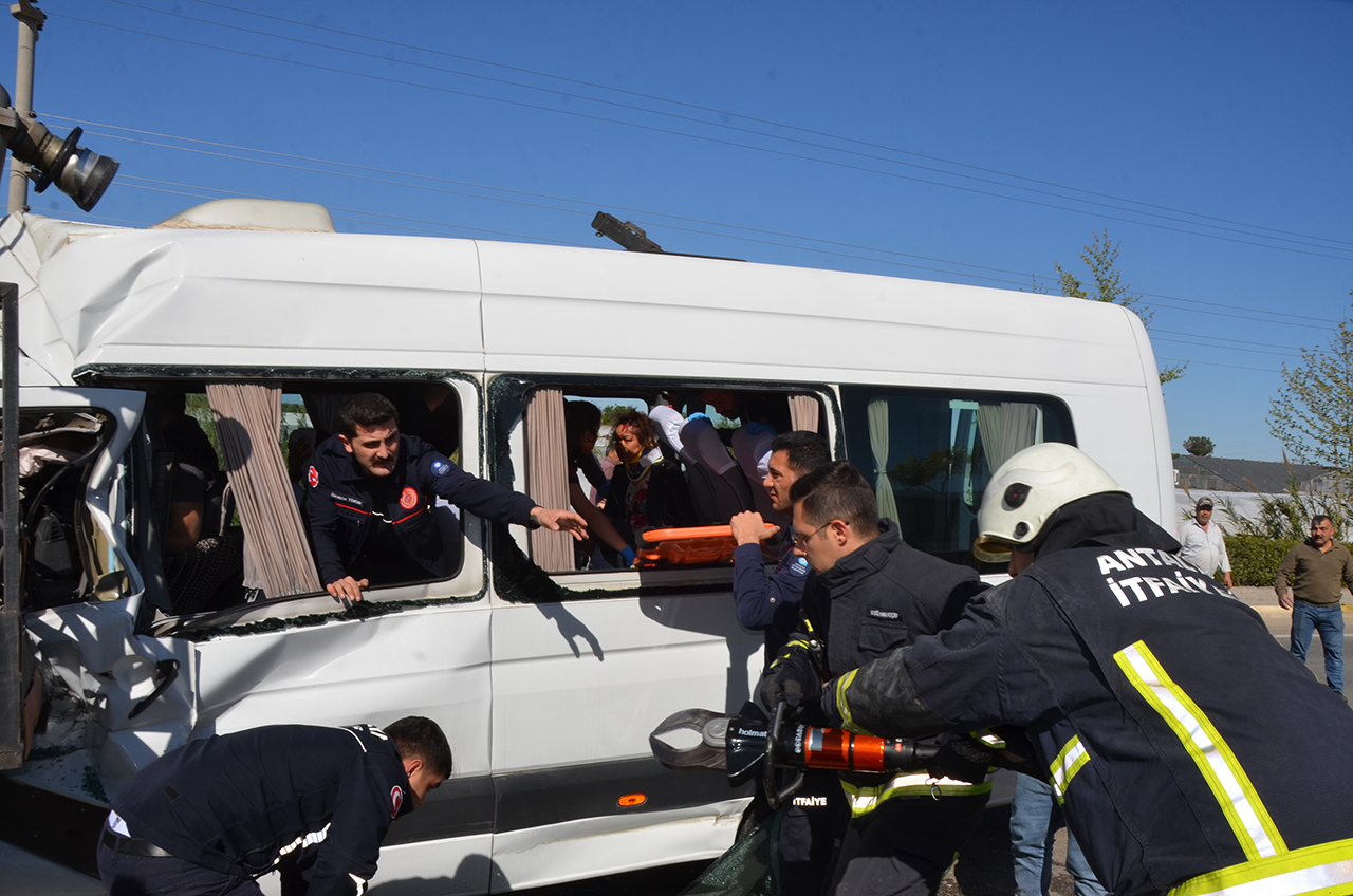 Tur minibüsü, sulama tankerine çarptı: 5'i turist 6 yaralı