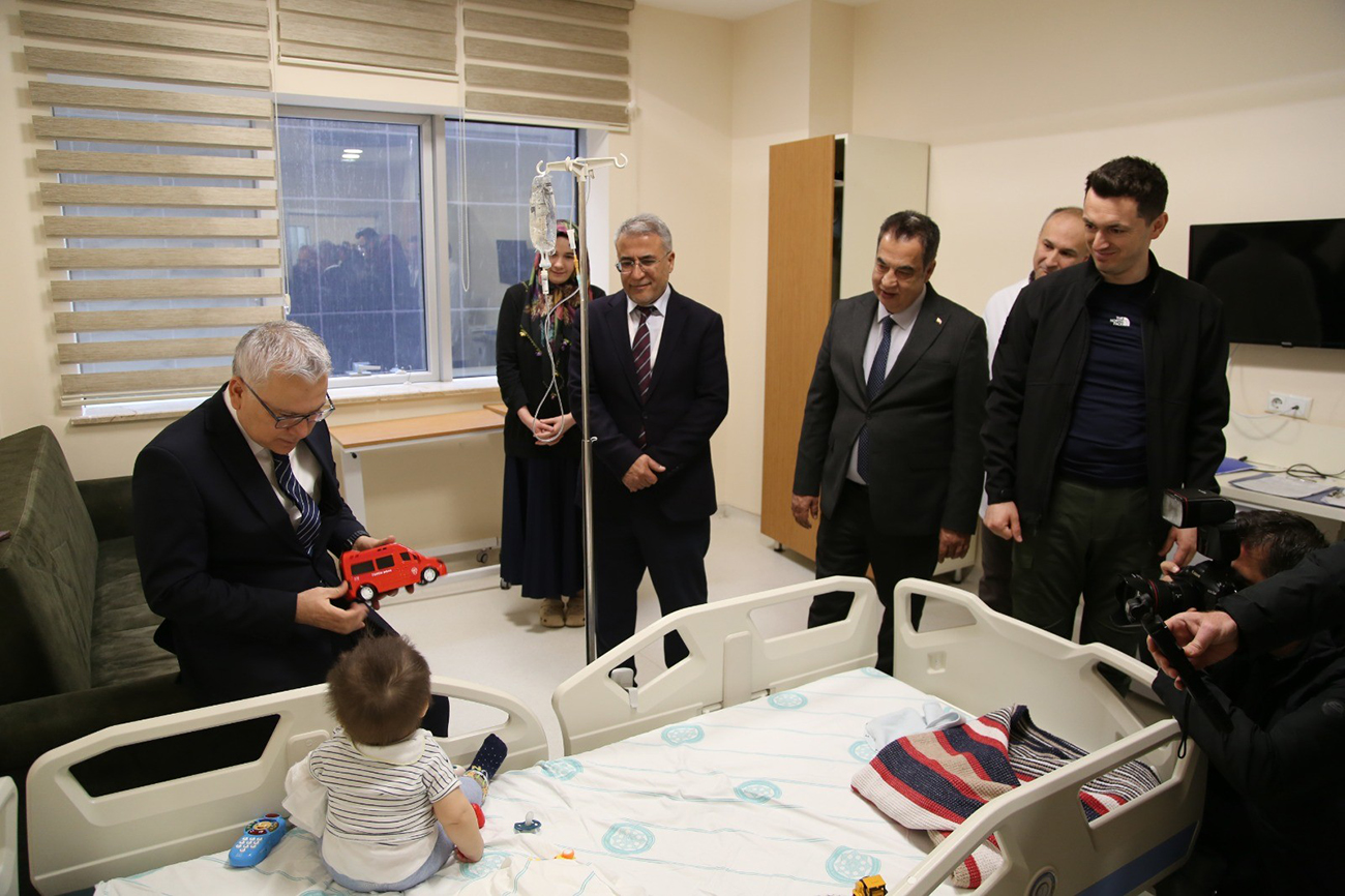 Sivas Valisi Şimşek, hastanedeki çocukları ziyaret etti