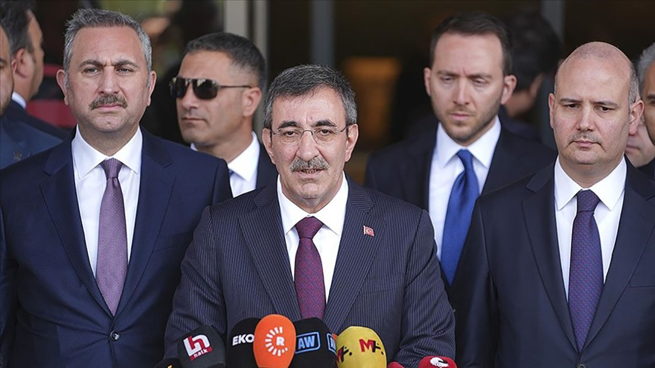 Cumhurbaşkanı Yardımcısı, Önder'in tedavi gördüğü hastaneyi ziyaret etti