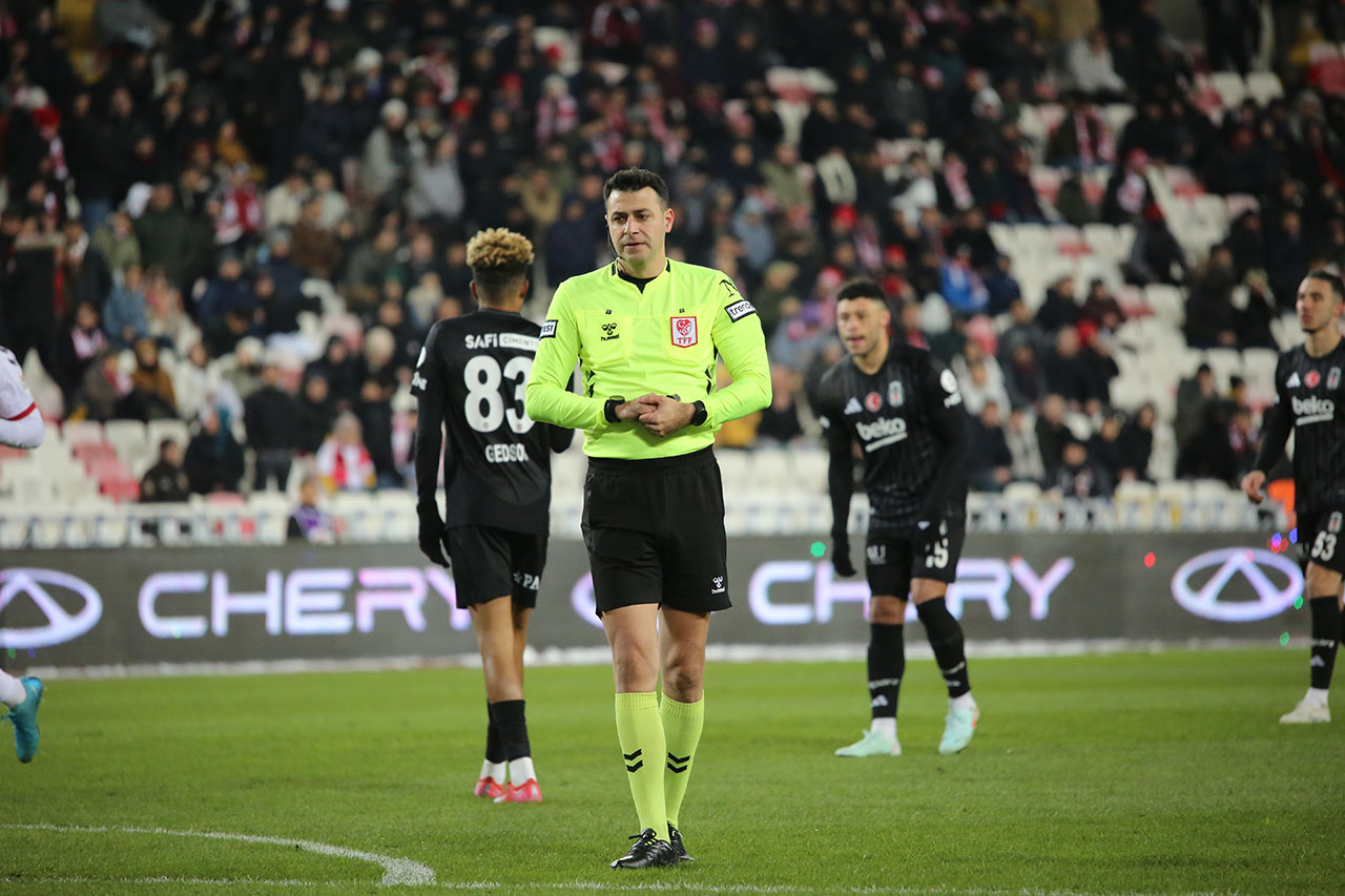 Sivasspor'da Ali Şansalan Düdük Çalınca Bakın Neler Oluyor!