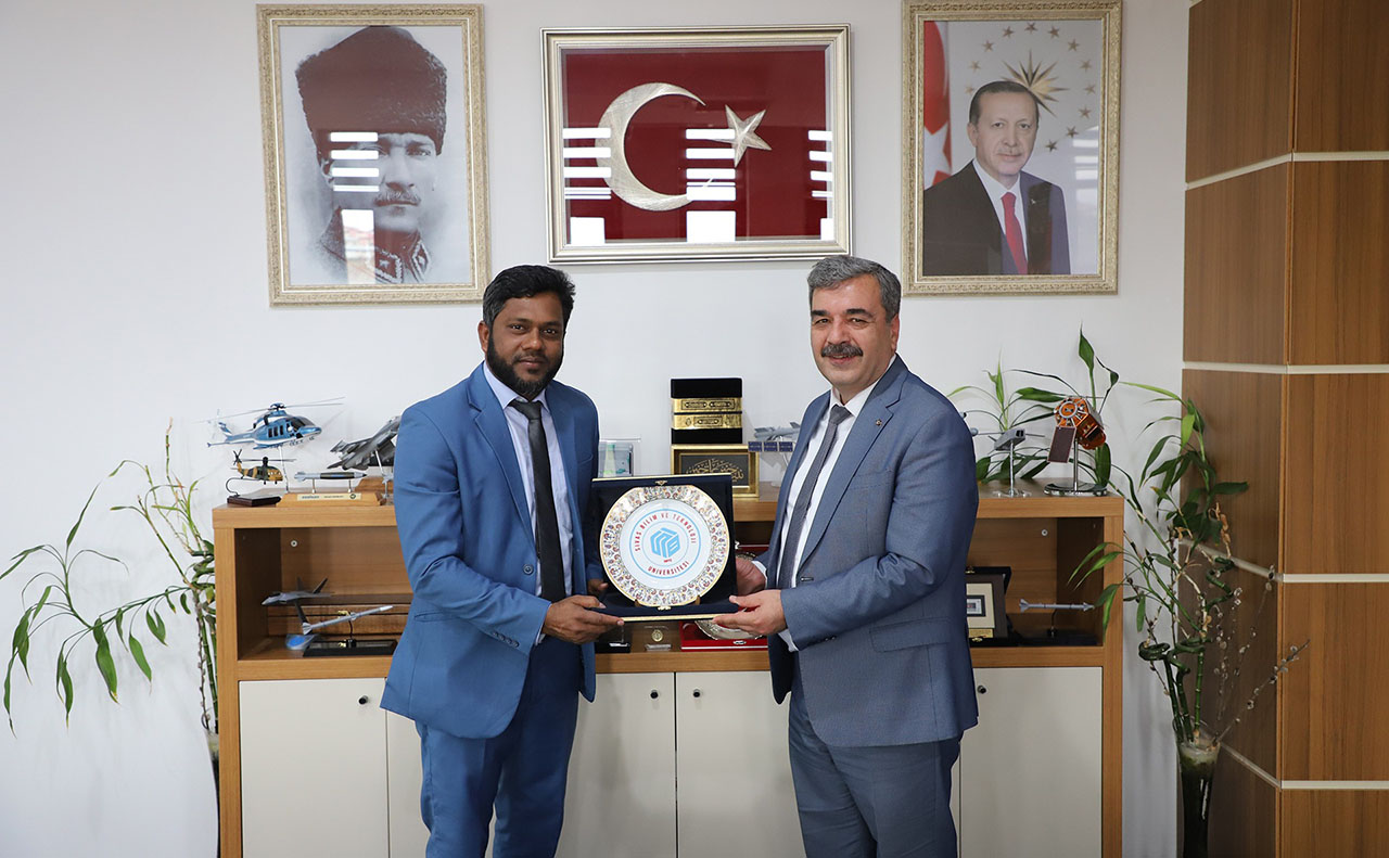 SBTÜ’de ders verdi