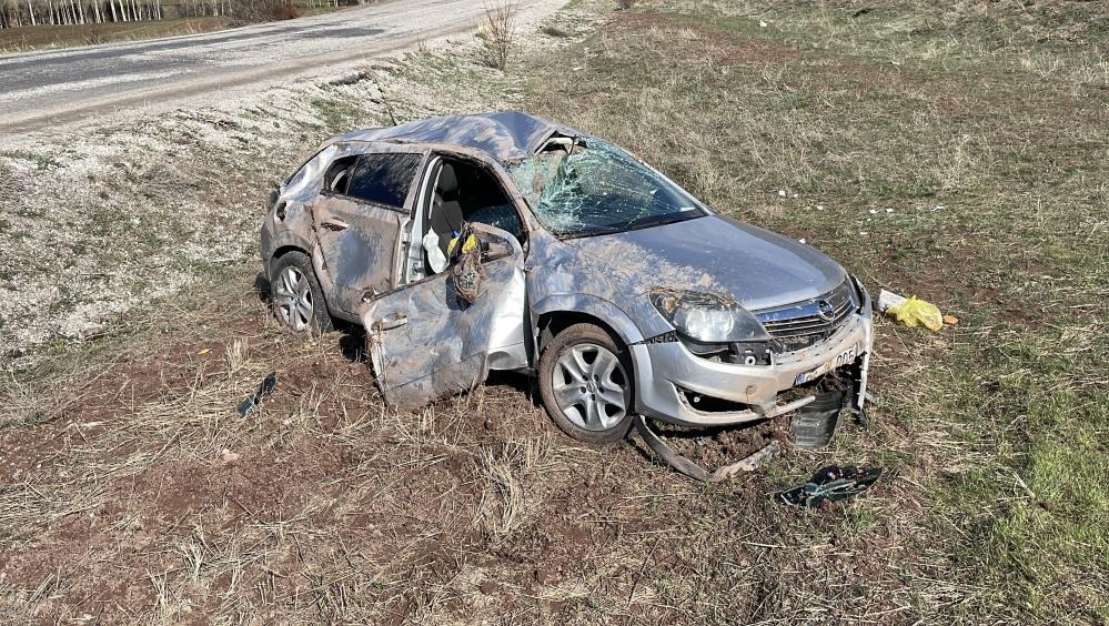 Sivas'ta Tarlaya Uçan Araçta 5 Kişi Yaralandı: 1 Yaşındaki Bebek Risk Altında!