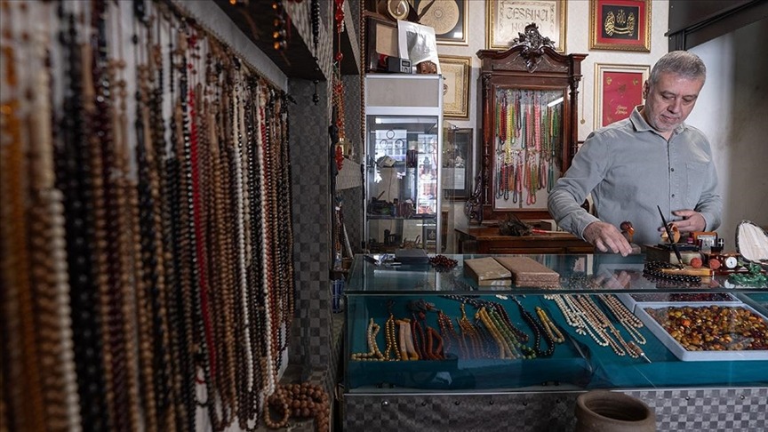 Geleneksel el sanatları ustası, anıları tespih tanelerine işliyor