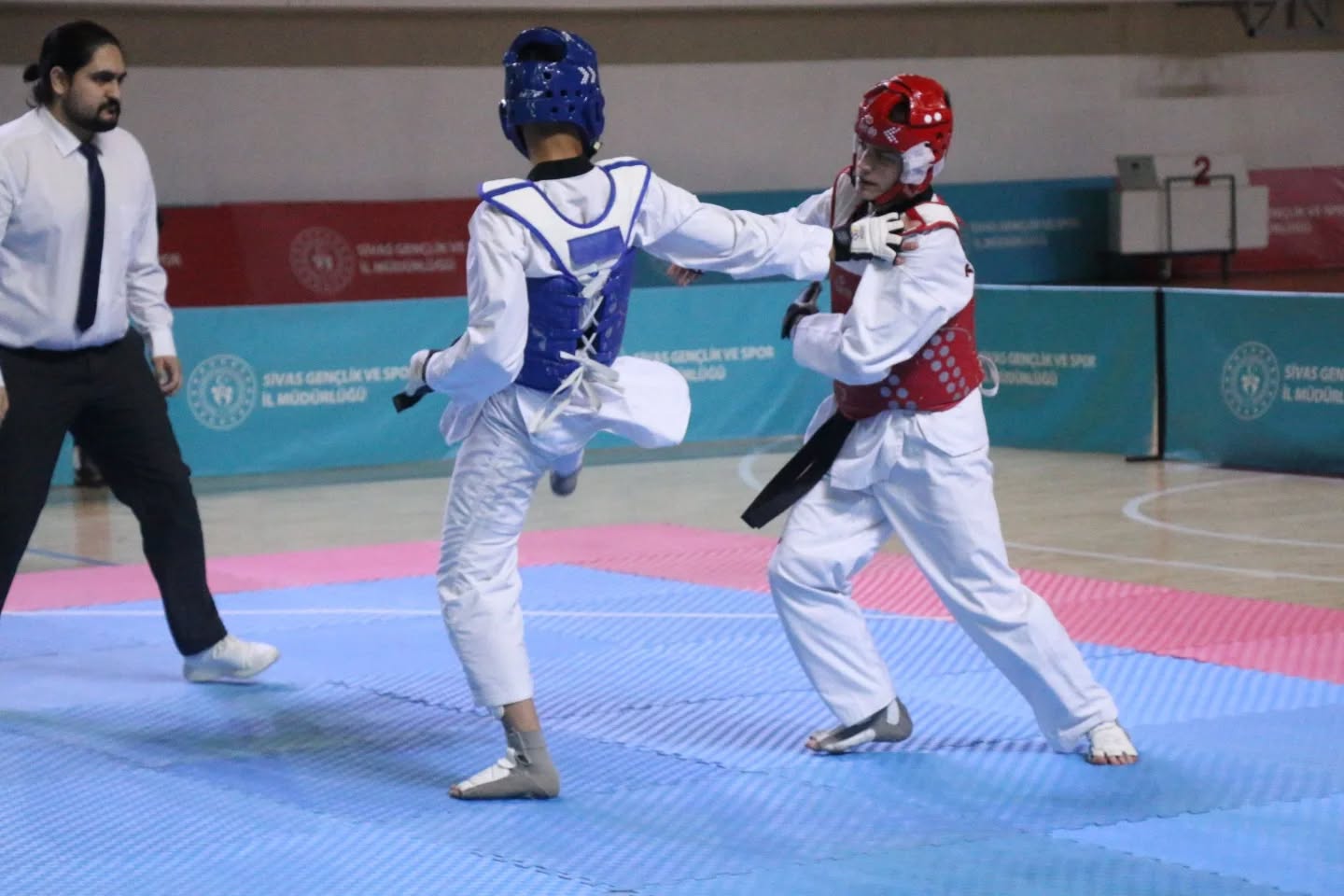 Taekwondo’da ümitler sahneye çıktı