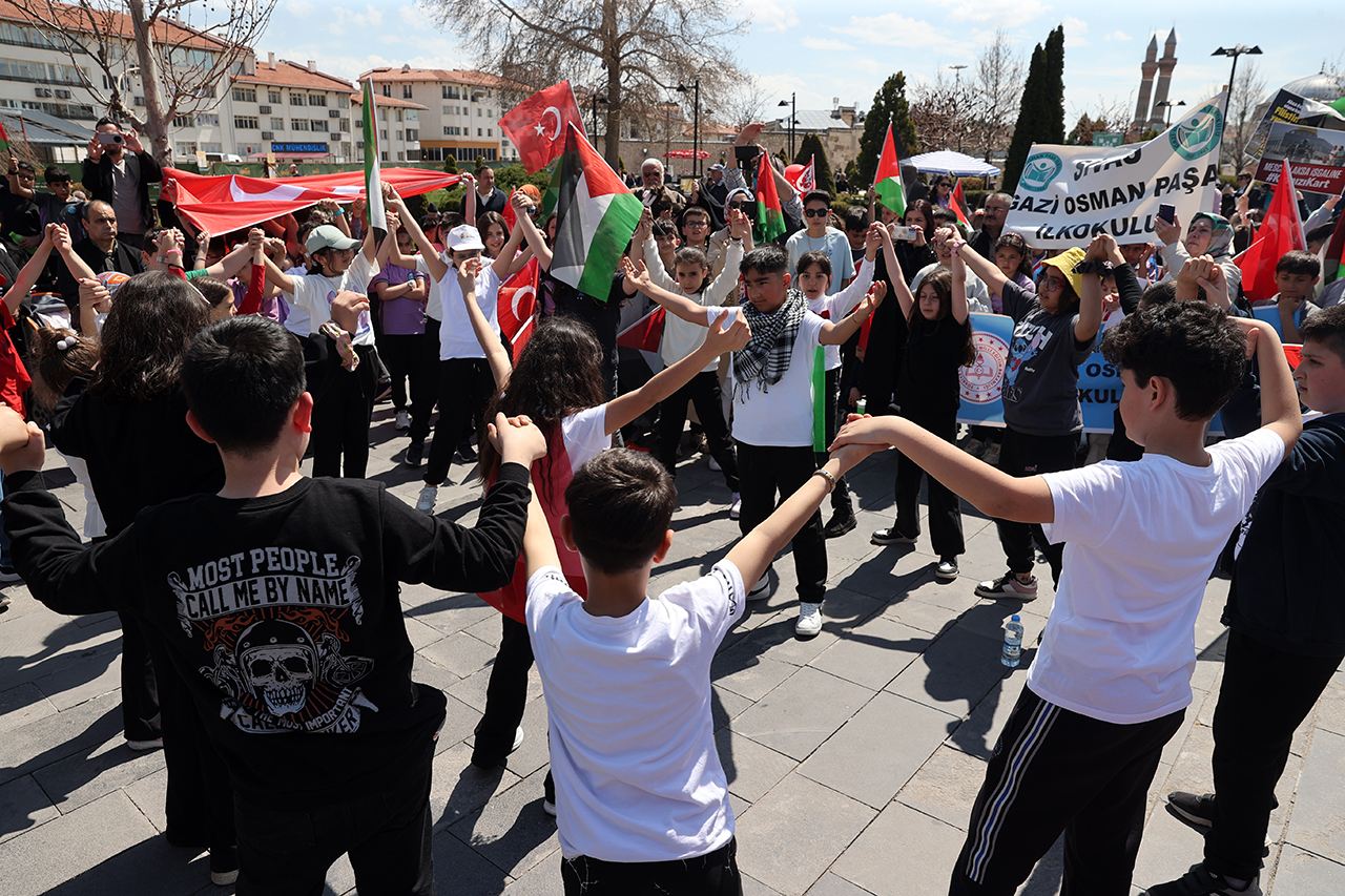 Sivas'ta çocuklar Gazze için yürüdü