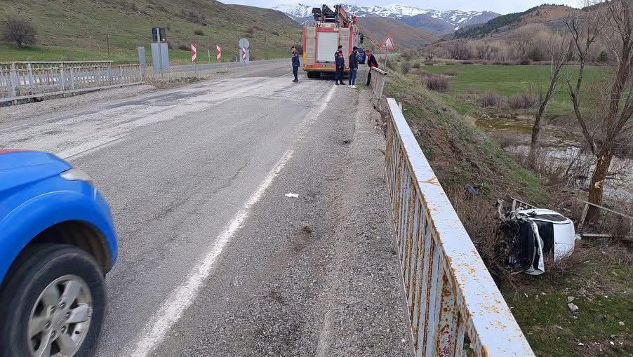 Sivas’ta otomobil köprüden düştü!