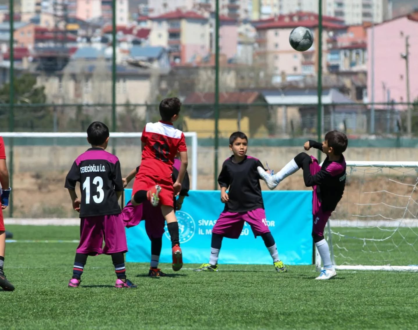 5x5 Futbol Turnuvasında şampiyon Cebecioğlu İlkokulu