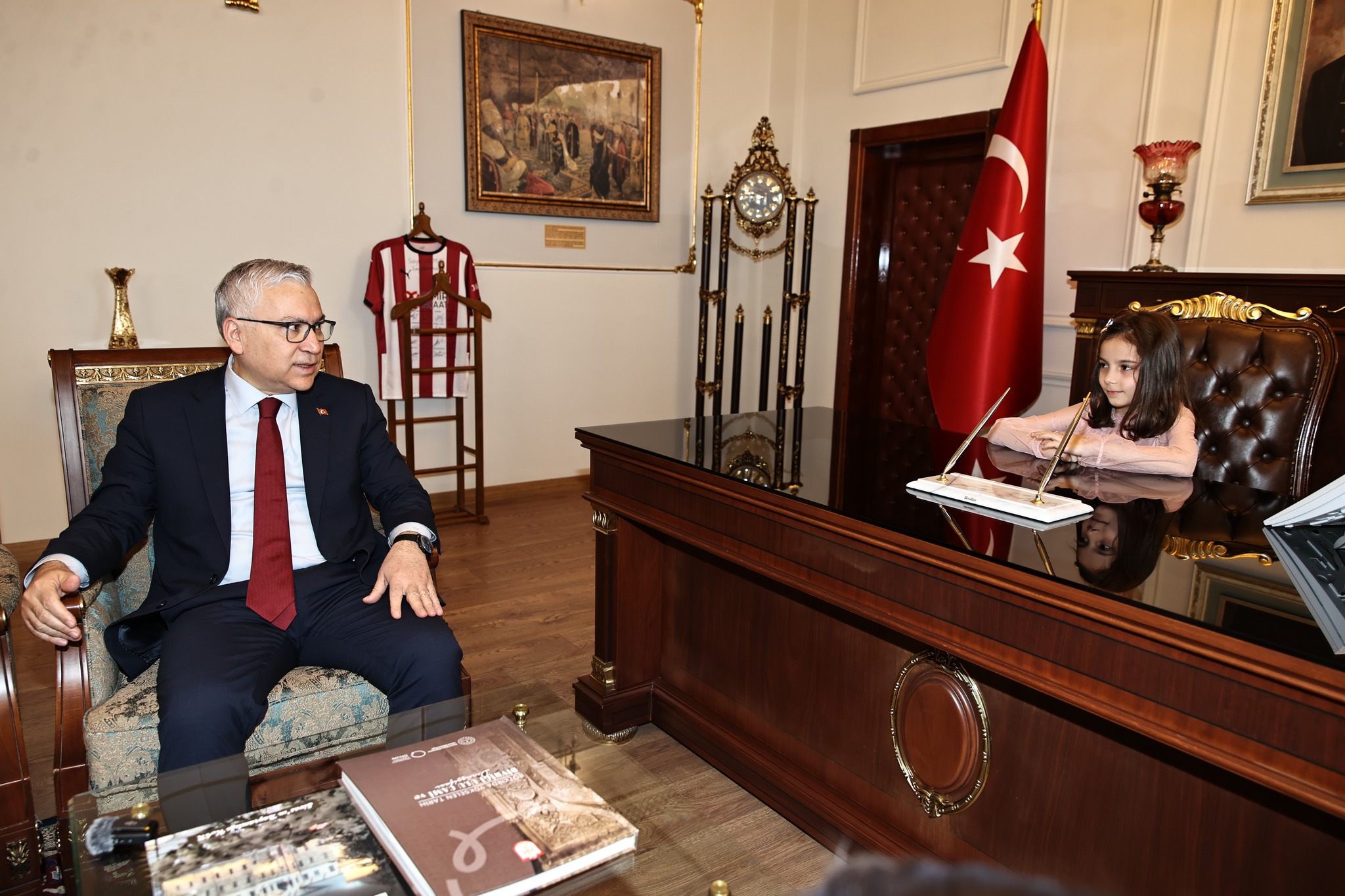 Vali Şimşek koltuğunu devretti! Öğrencilerin ilk talimatı bakın ne oldu!