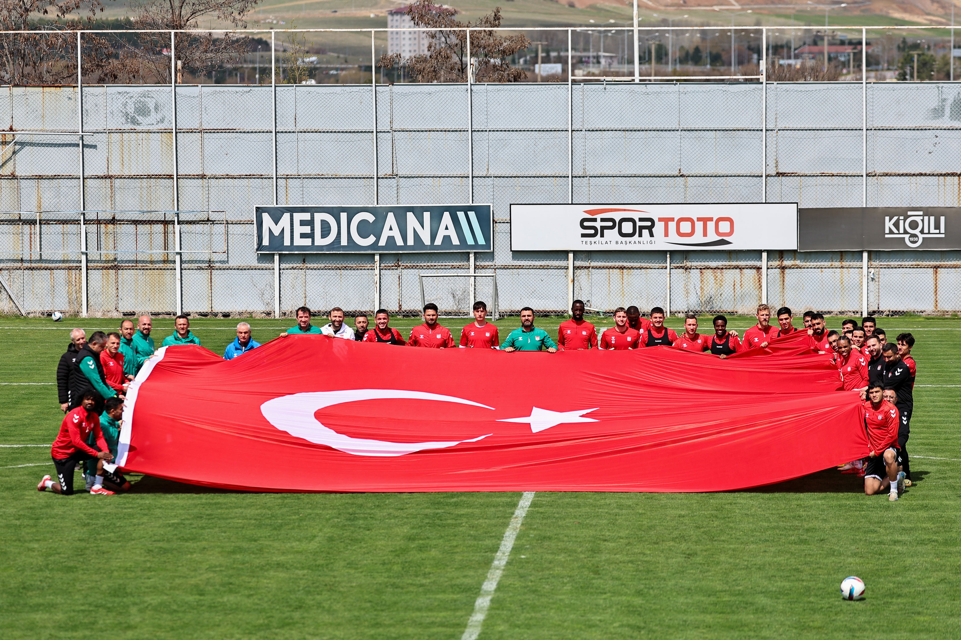 Sivasspor çocuklar için dev bayrak açtı!