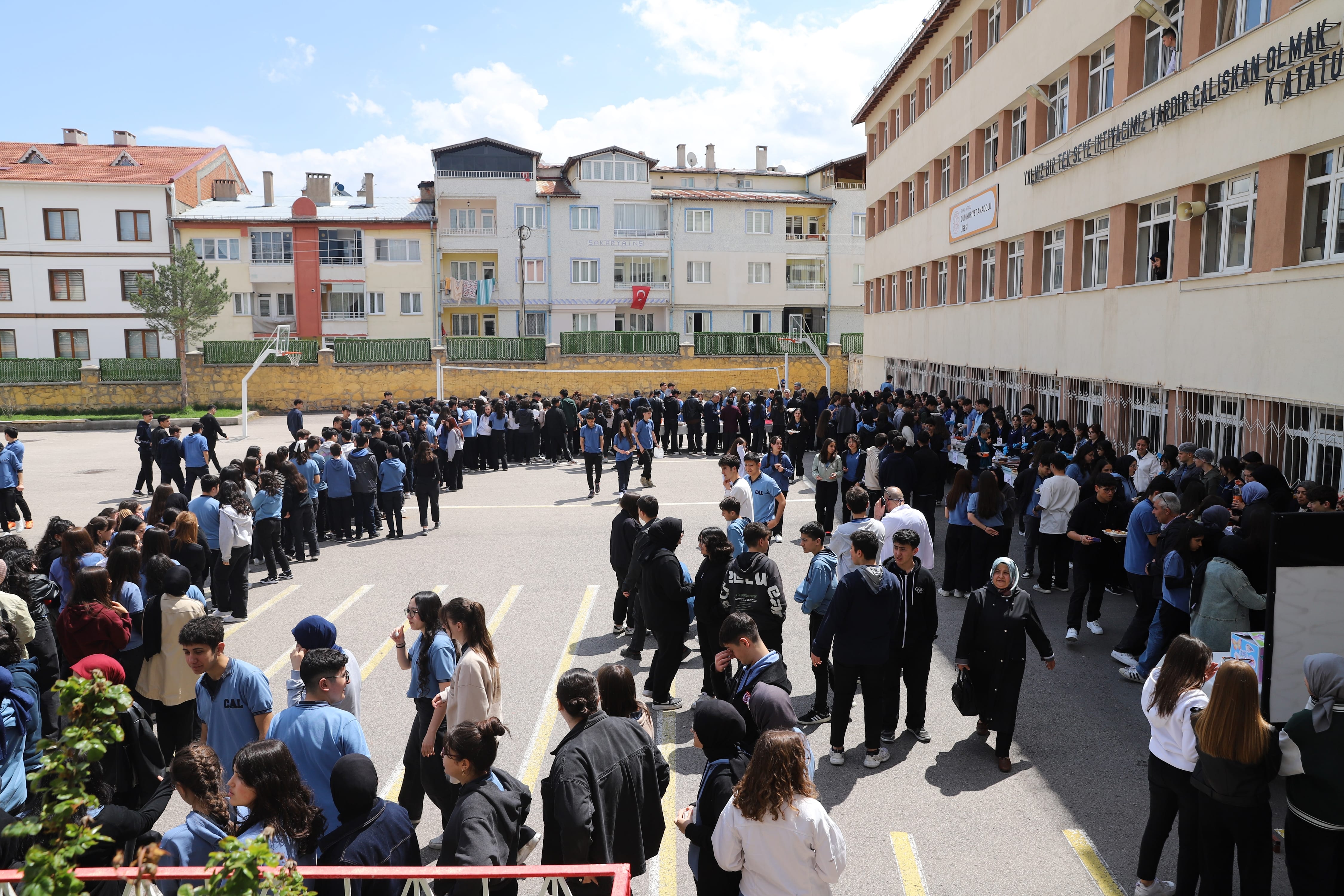 Cumhuriyet Anadolu Lisesi, Kardeş Okul Ovacık İlkokulu İçin Kermes Düzenledi