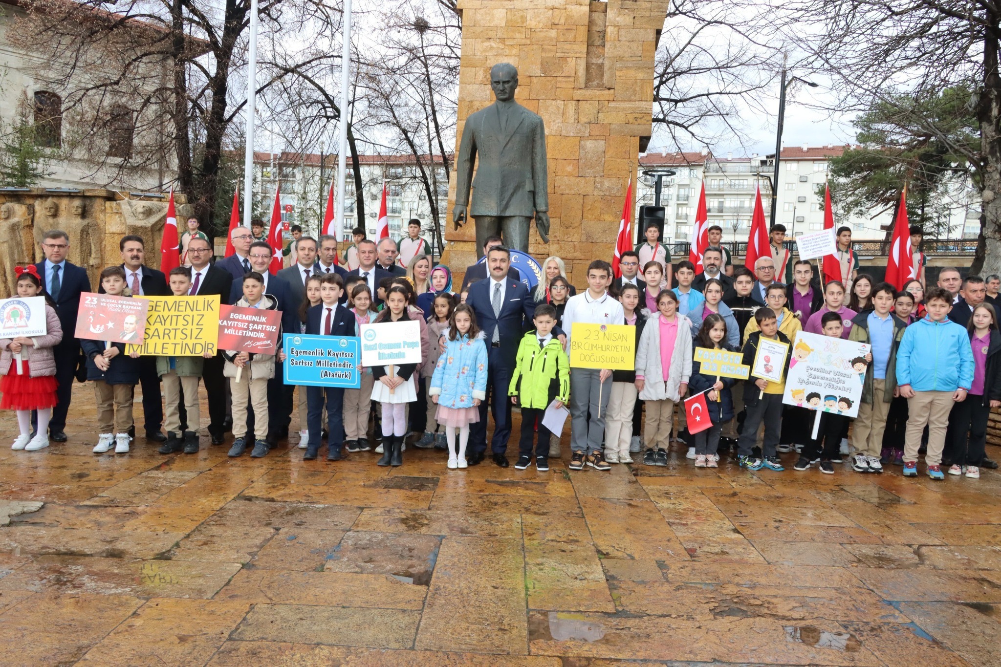 Sivas'ta minikler 23 Nisan'da Ata'nın huzurunda!