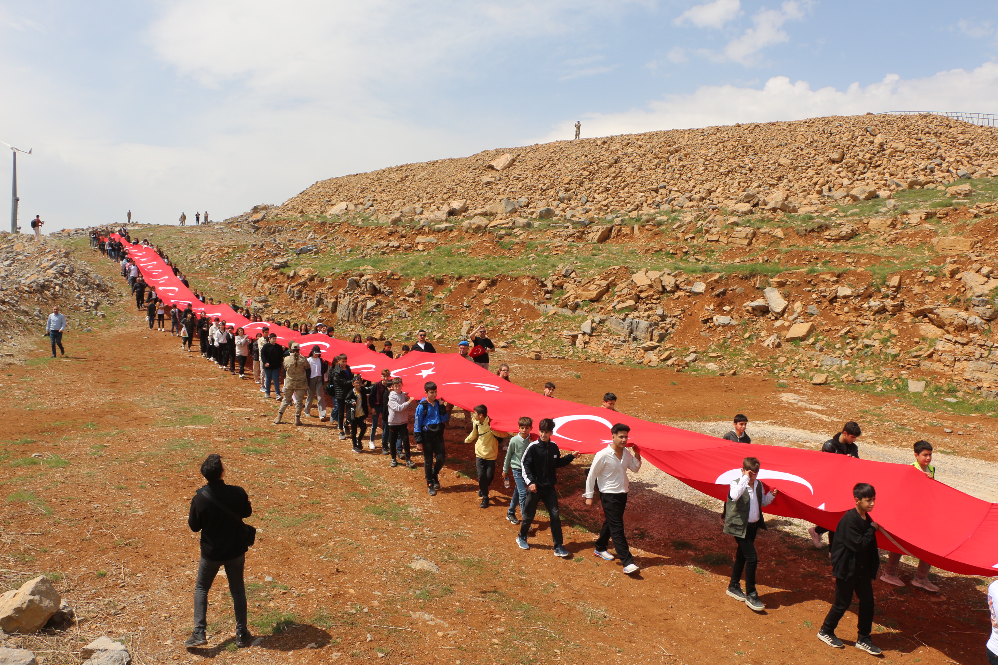 105 çocuk, 105 metre uzunluğunda bayrakla yürüdü!
