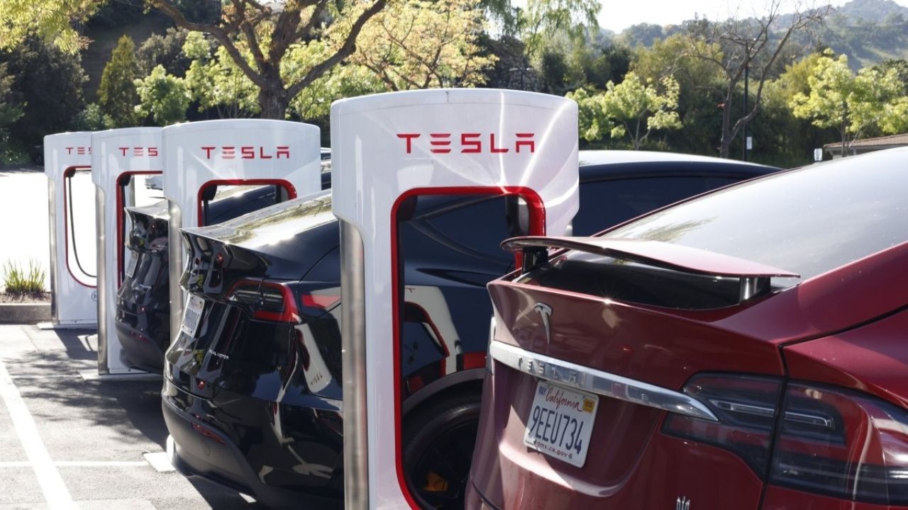 Tesla’da Büyük Düşüş: Kâr %71 Azaldı, Belirsizlik Tavan Yaptı!