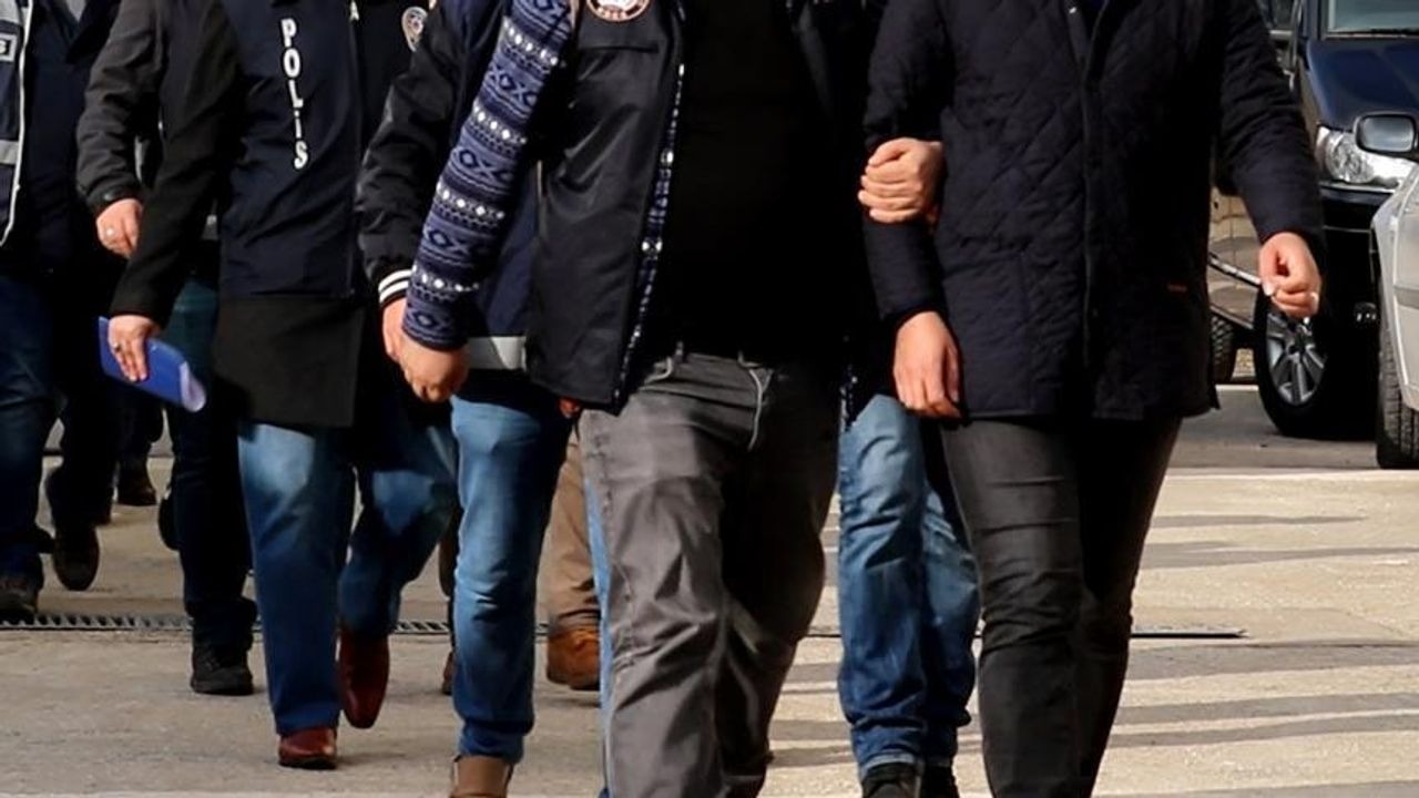Sivas'ta Operasyon! Kaçakçılık Yapan Sürücü Tutuklandı, 5 Göçmen Gözaltında